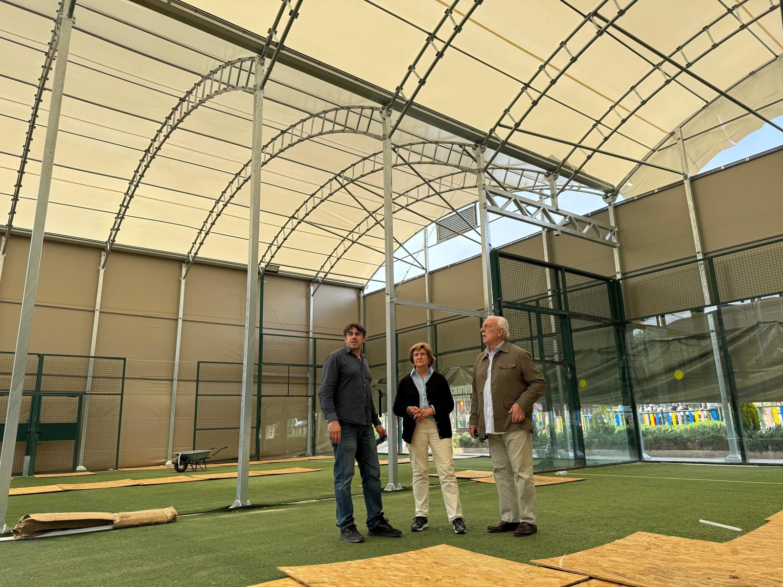 Visita municipal a las obras en las pistas de pádel de Villar del Olmo