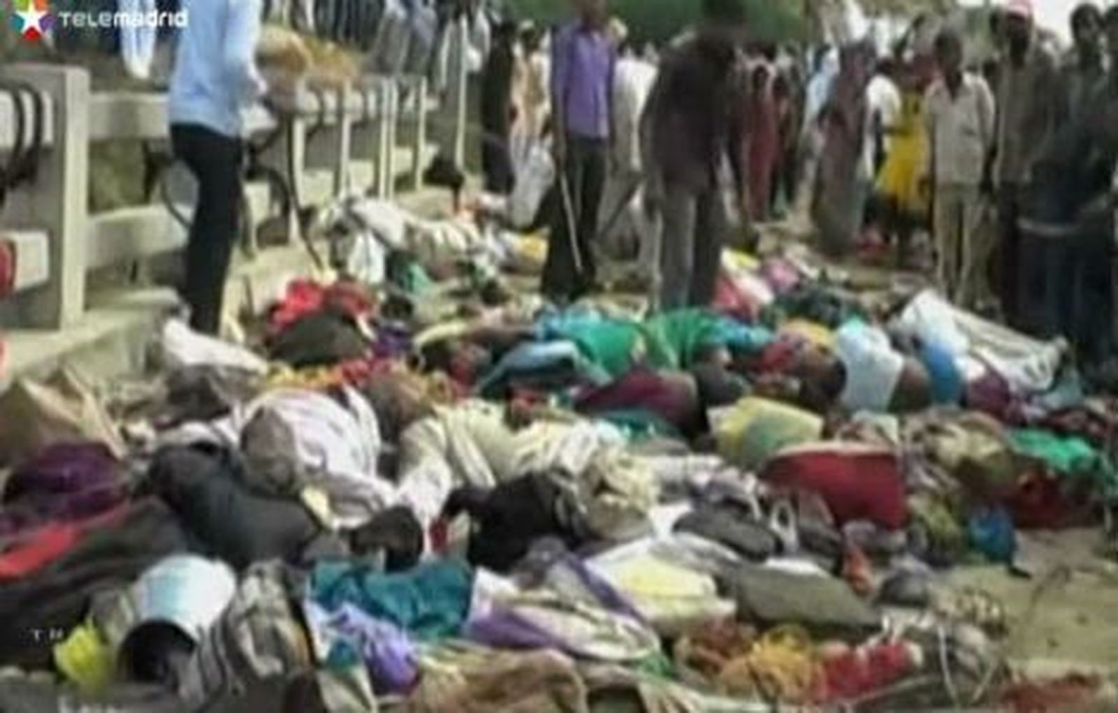Aumentan a 110 los muertos en la estampida en un templo hindú en la India