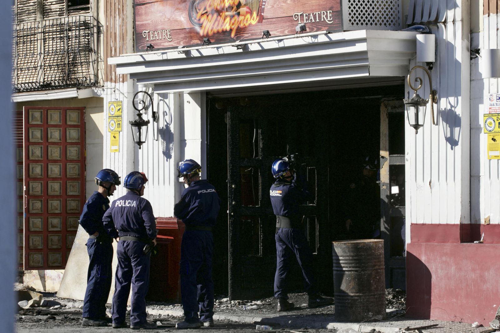 Agentes de la Policía Judicial acceden a la discoteca Fonda Milagros mientras realizan labores de investigación en las discotecas Teatre y Fonda Milagros de Murcia este martes, tras el incendio que costó la vida de trece personas