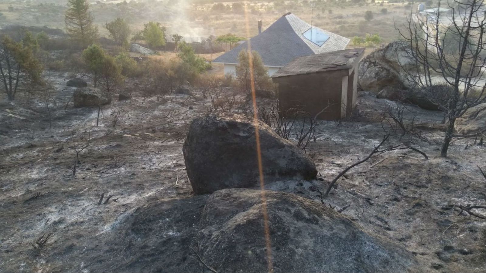 La Comunidad de Madrid baraja el impacto de un rayo como origen del fuego en El Berrueco