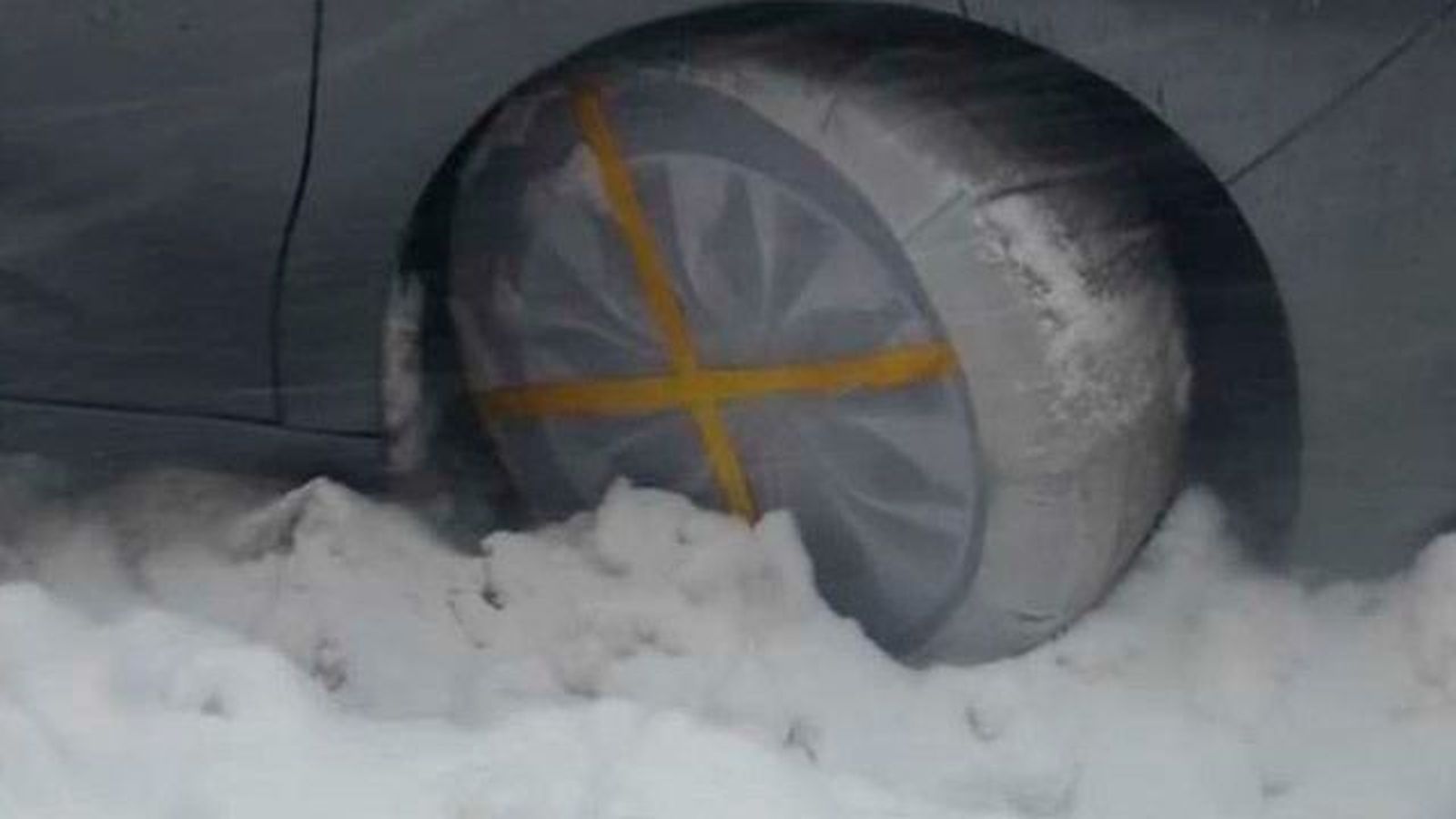 La nieve caída obliga a usar cadenas en los puertos de Navacerrada y Cotos