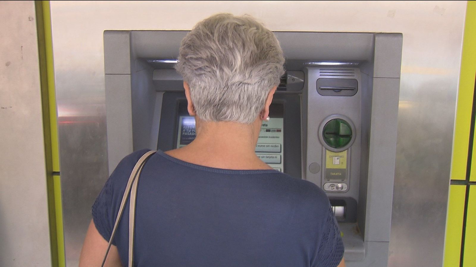 Voluntarios acompañan a los mayores de Fuenlabrada al banco para evitar que les roben