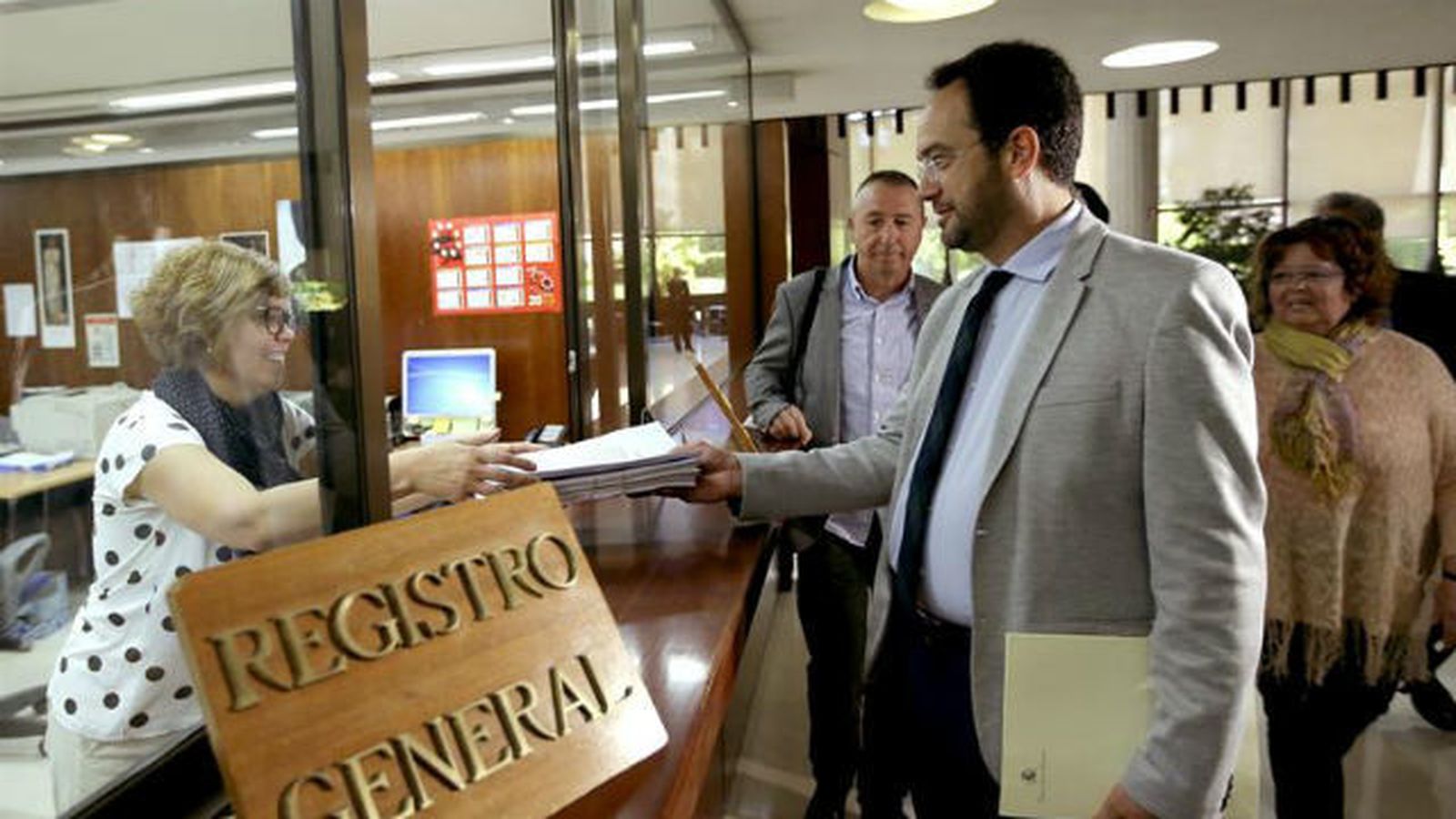 Antonio Hernando, y otros portavoces de otros grupos parlamentarios presentan ante el Tribunal Constitucional, un recurso de in