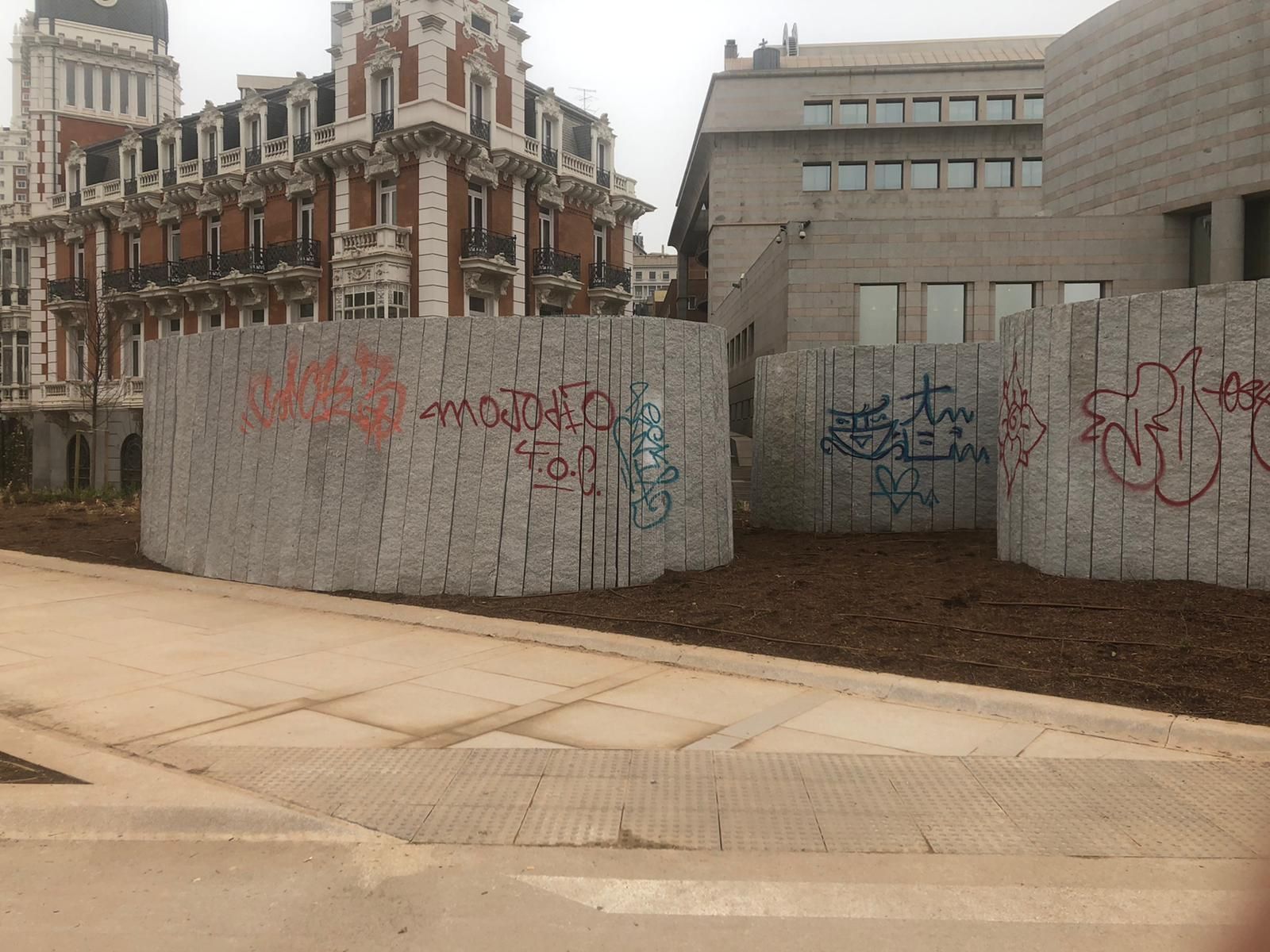 Pintadas en la Plaza de España