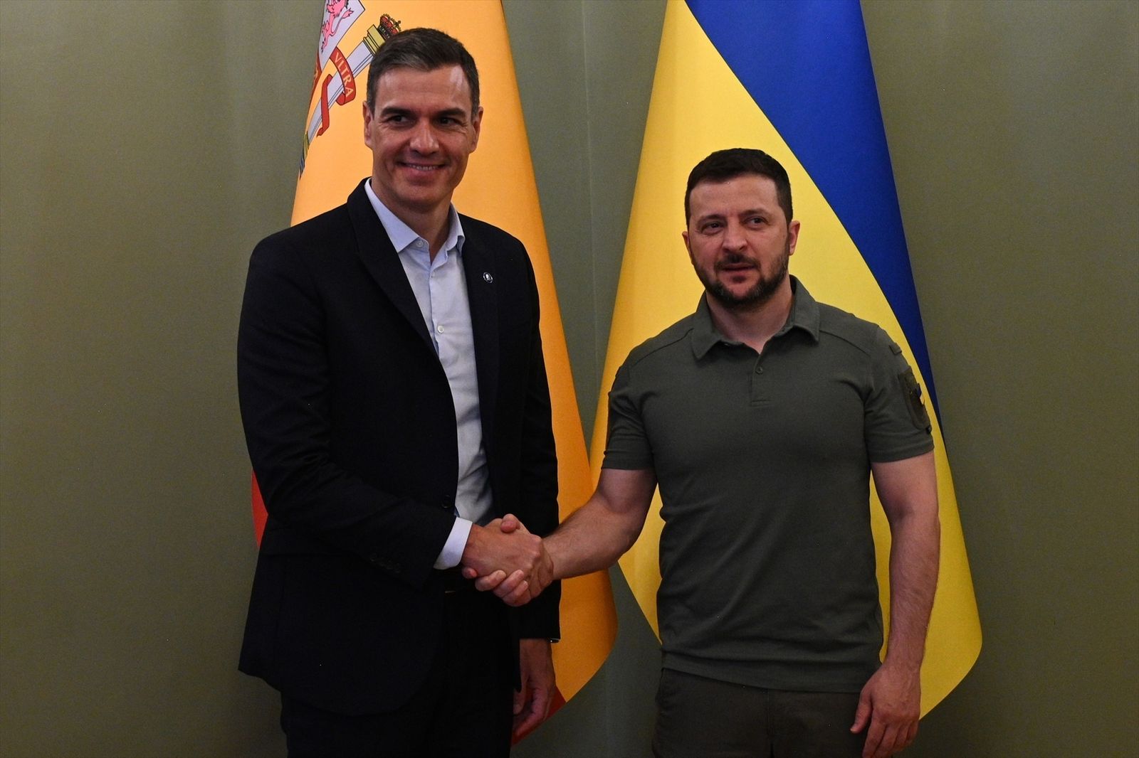 El presidente del Gobierno, Pedro Sánchez, con el mandatario ucraniano, Volodimir Zelenski