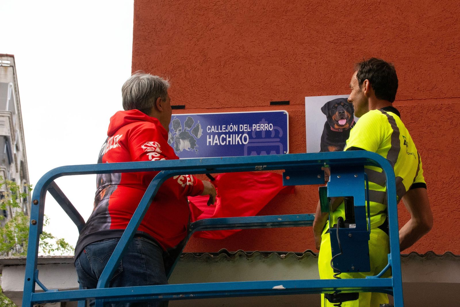 Placa en recuerdo de  'Hachiko', en Torres Bellas, Alcorcón