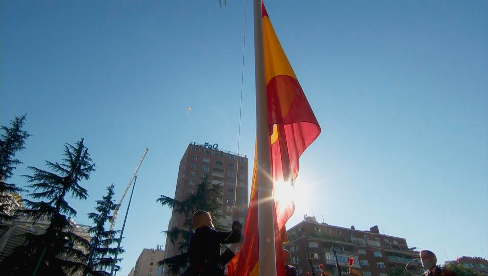 Solemne izado de la bandera de España, entre pitos a Sánchez y gritos de 'dimisión'