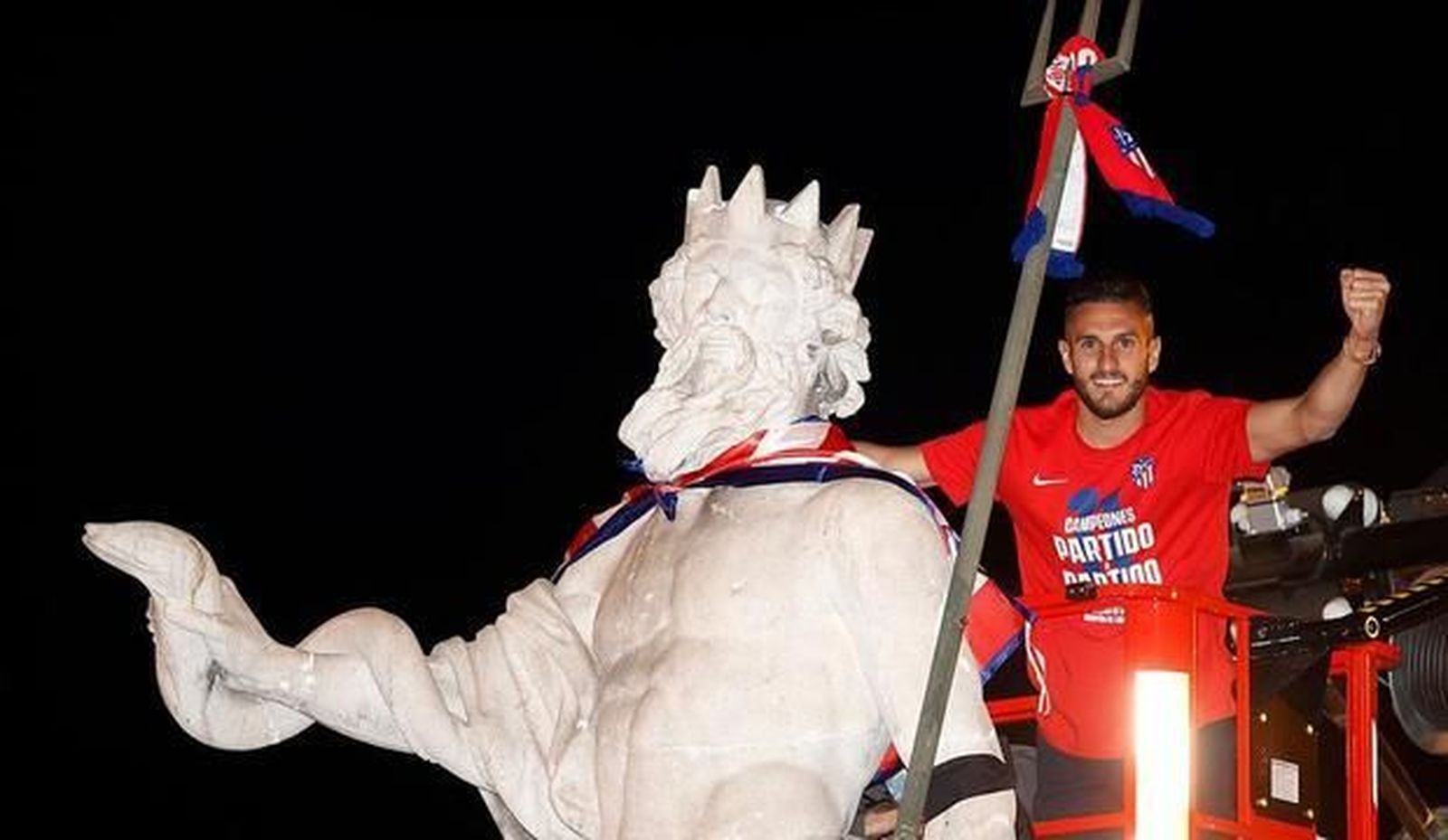 Koke coronó Neptuno y alzó la Copa, el capitán de la fiesta rojiblanca