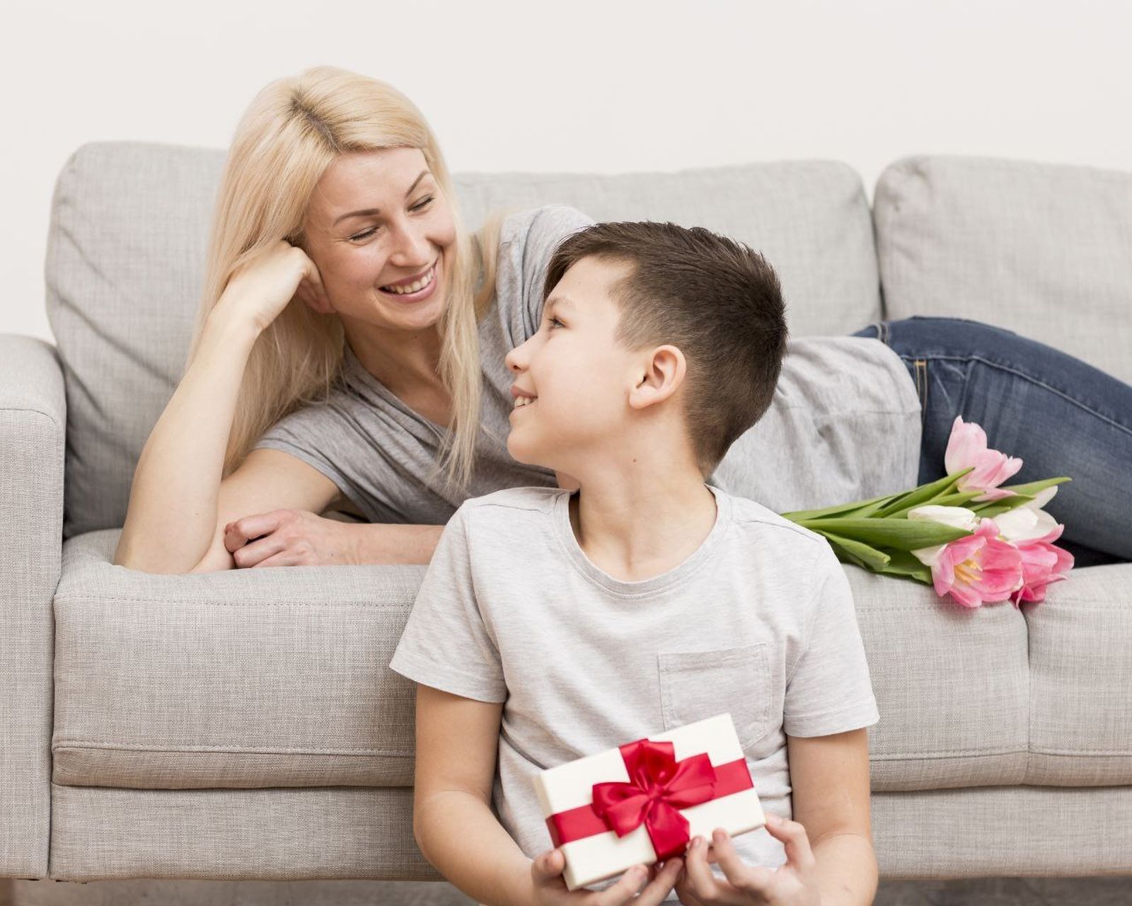 Una madre con su hijo adolescente
