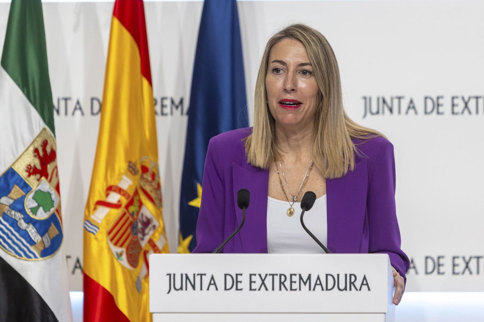 Los sondeos dan la victoria a Guardiola en Extremadura pero seguirá necesitando a Vox para gobernar
