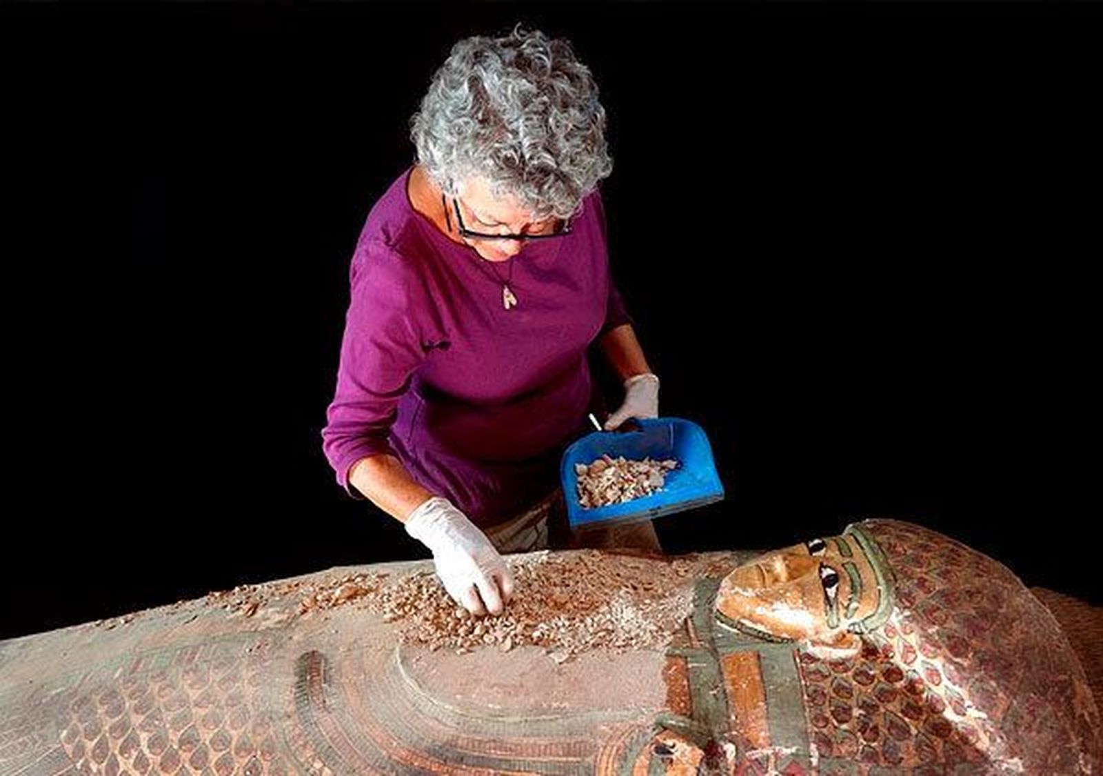 Descubren un sarcófago con una momia de hace 3.600 años en el sur de Egipto