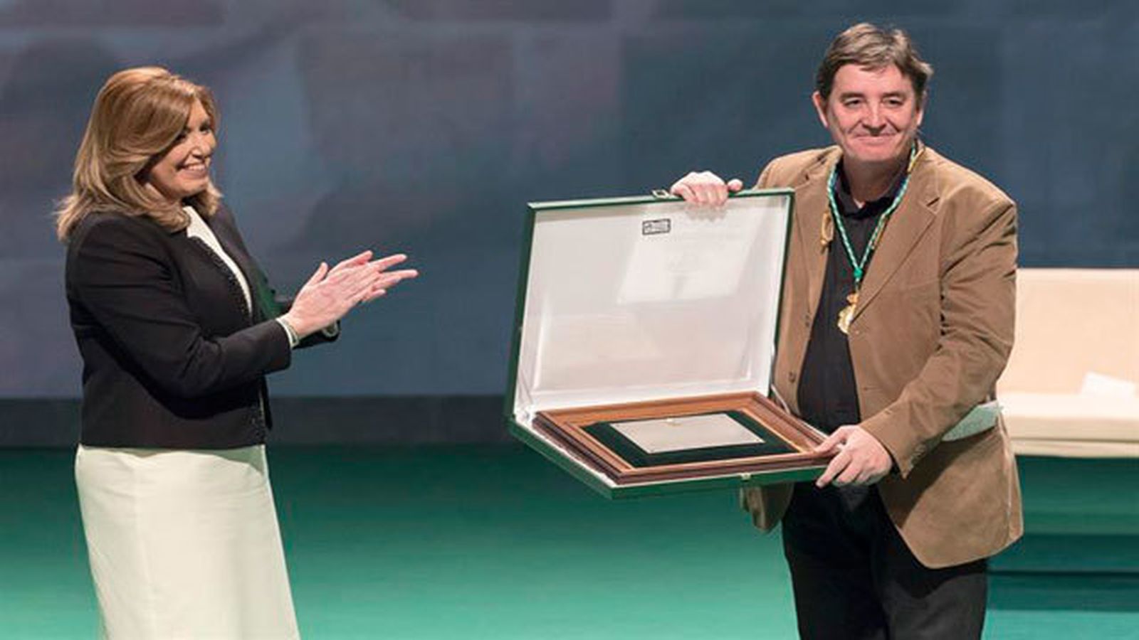Susana Díaz, entrega al poeta Luis García Montero el título de Hijo Predilecto de Andalucía