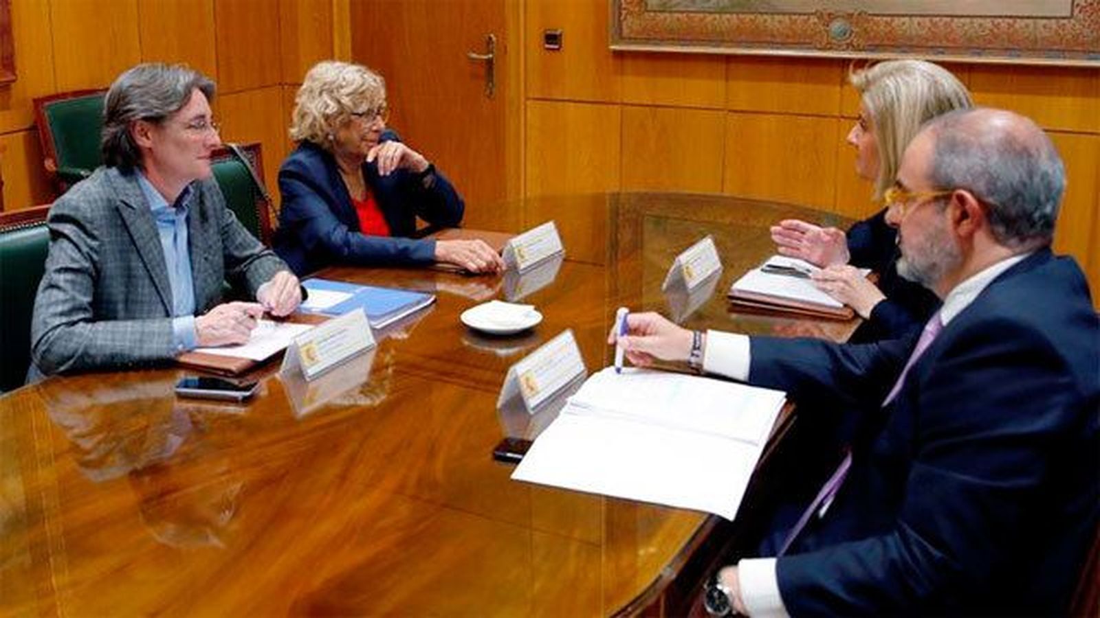 Báñez y Carmena acuerdan dar "formación acelerada" a los trabajadores de la construcción