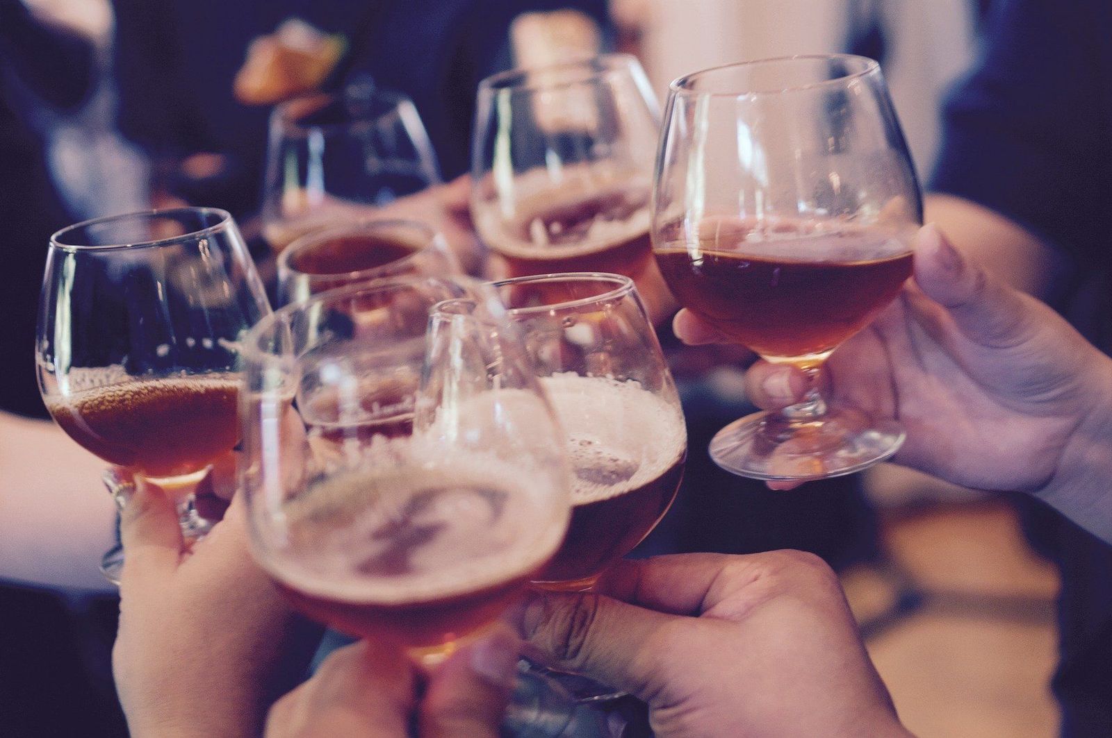 ¿Por qué beber alcohol para mantenerse caliente es una idea peligrosa?