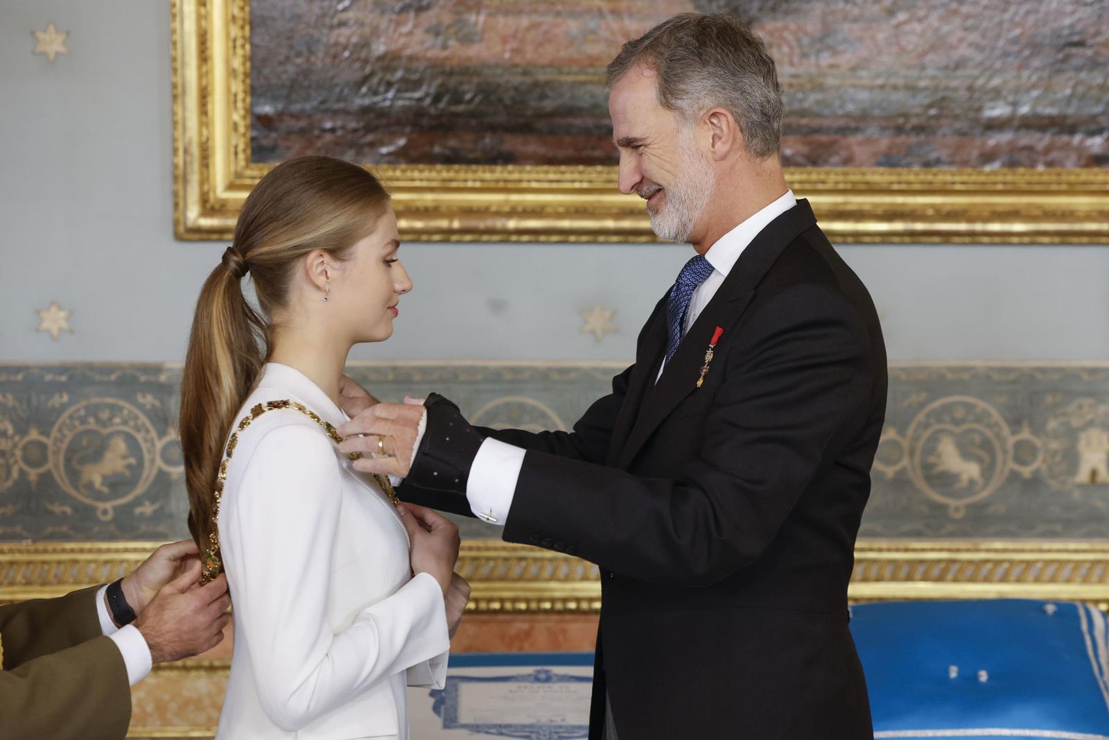 El rey Felipe impone el Collar de la Orden de Carlos III a su hija, la princesa Leonor