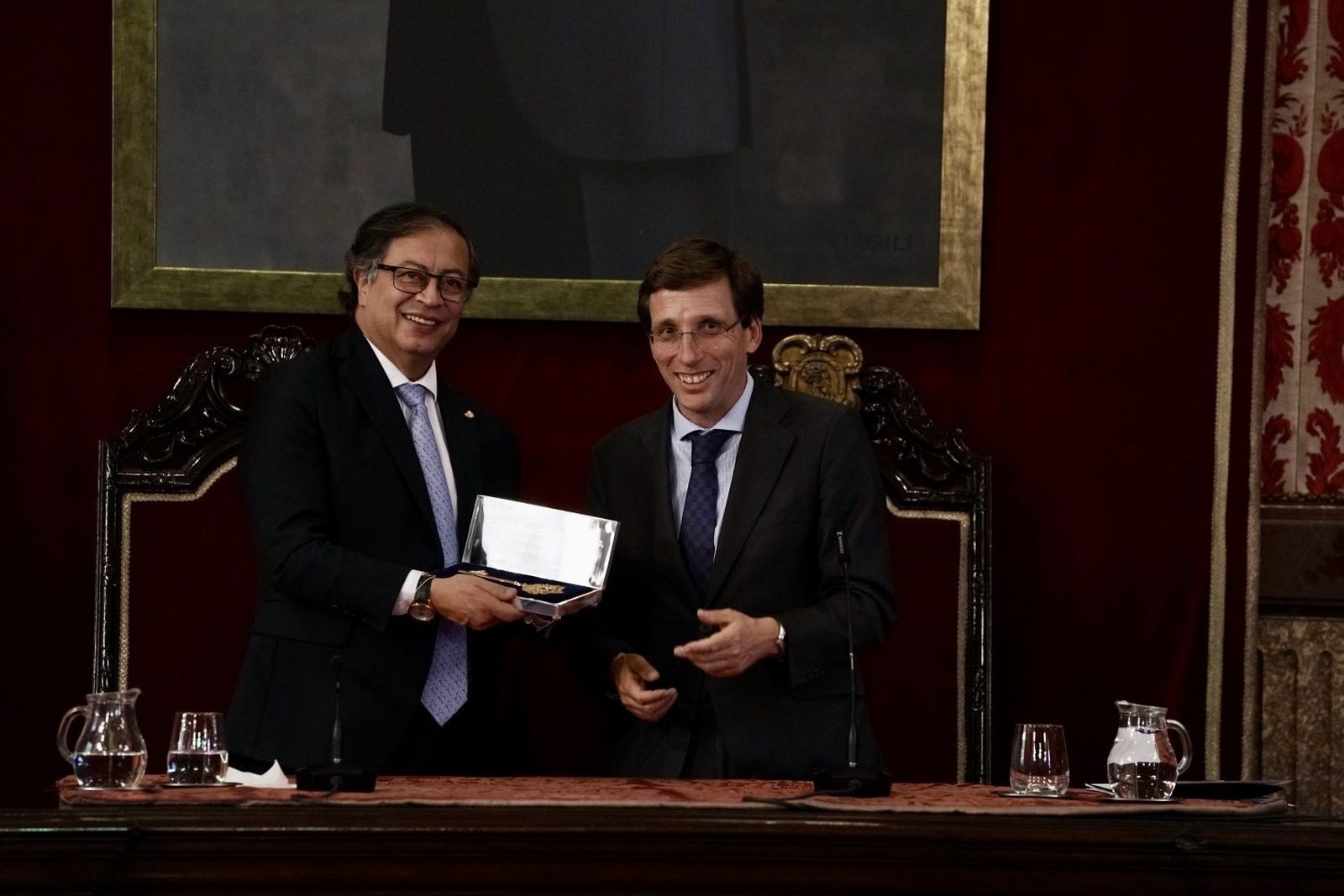 Almeida entrega la Llave de Oro de la Villa de Madrid a Petro