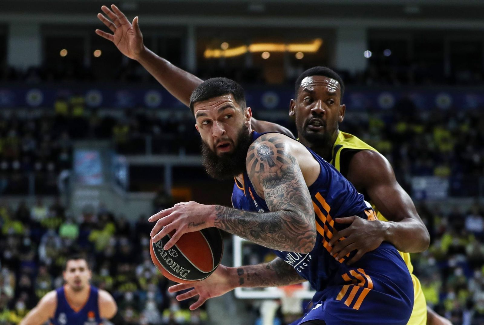 Vincent Poirier disputa un balón con Dyshawn Pierre en el Fenerbahce Real Madrid de Euroliga