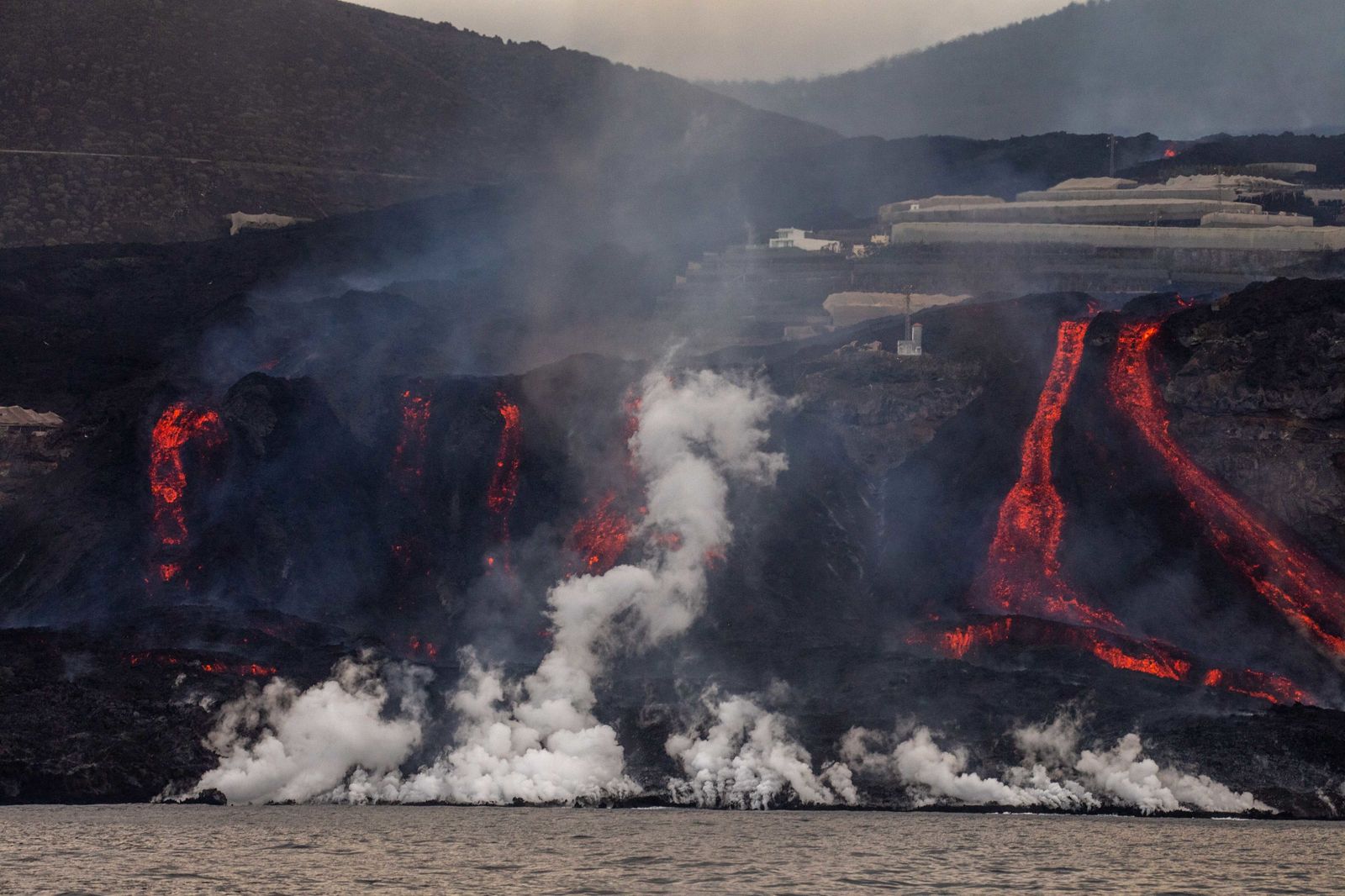 La lava sepulta la playa de los Guirres en La Palma