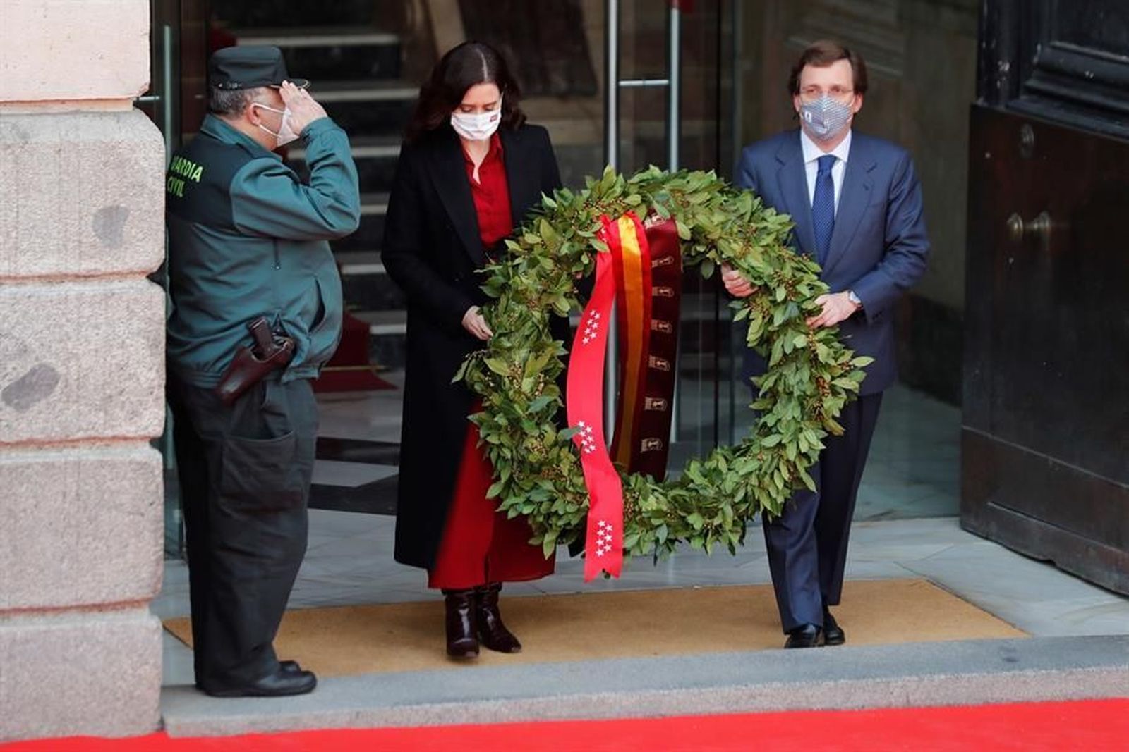 Recuerdo a las víctimas y héroes del 11M con una corona de laurel en Sol