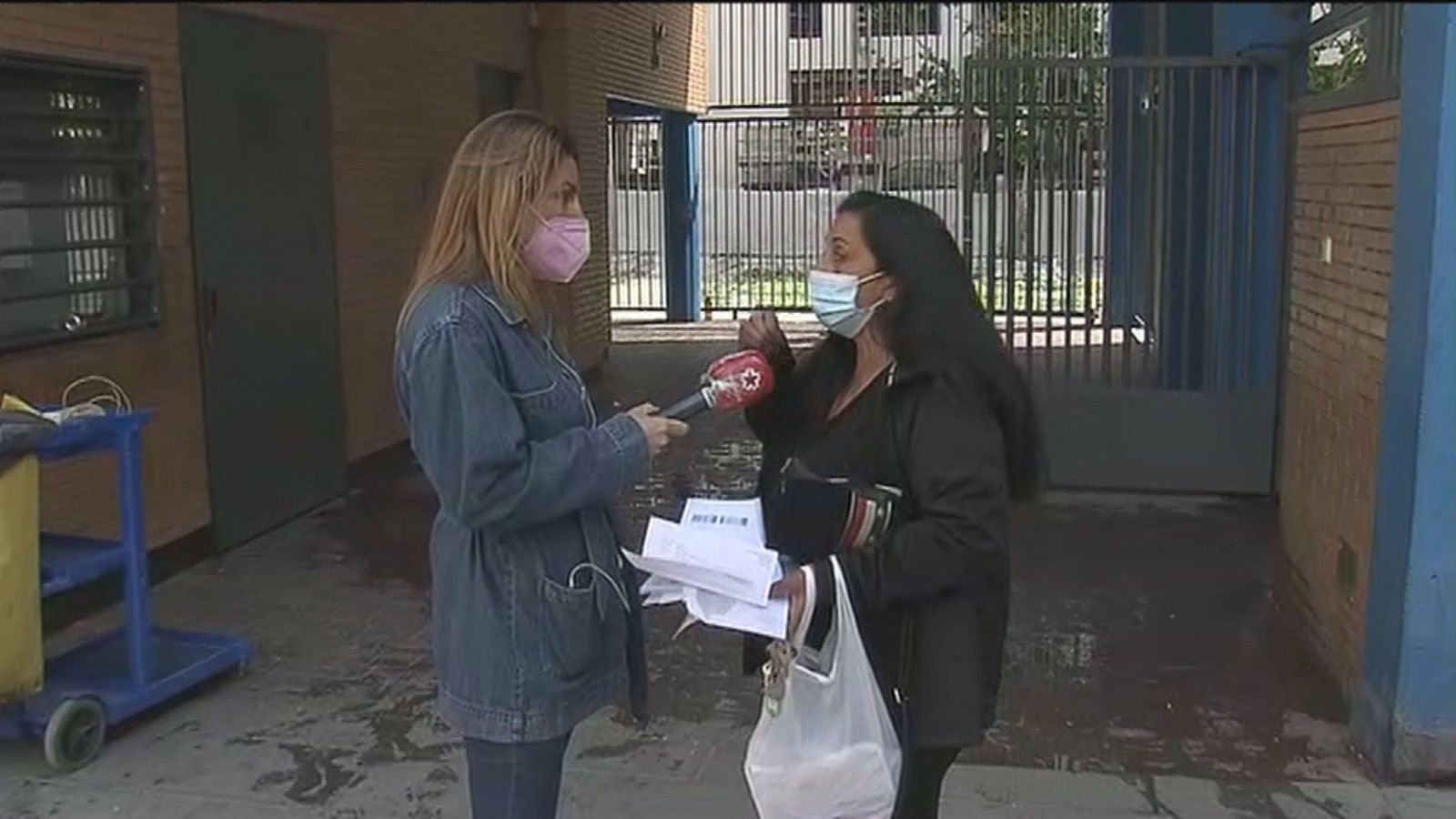Vecinos problemáticos en el Ensanche de Vallecas: ponen candados y cortan la luz de la finca
