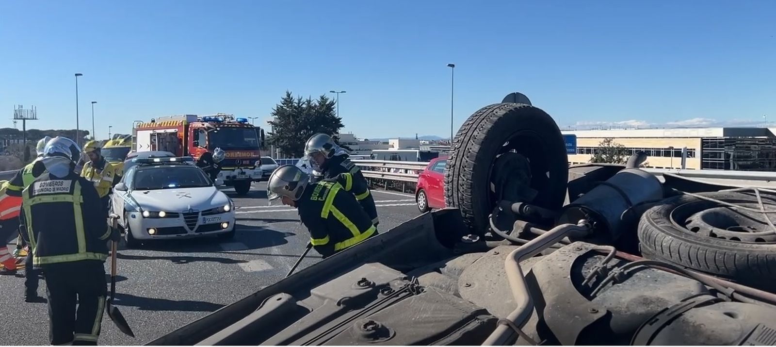 El vuelco de un vehículo en la incorporación de la M50 a la A6 causa varios kilómetros de retención