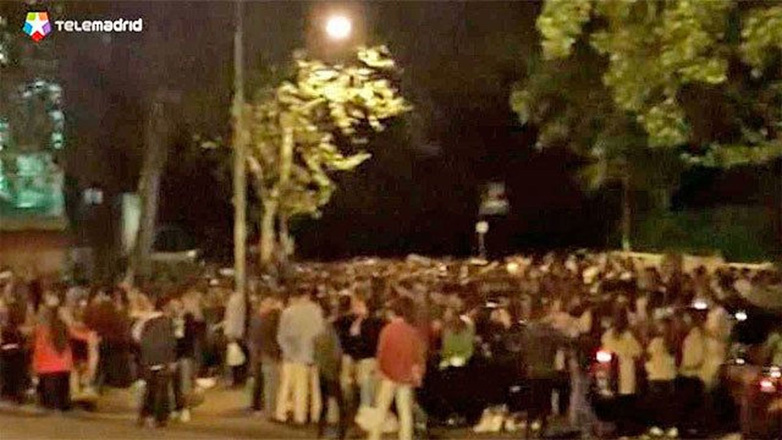 Hartos del macrobotellón junto a Magisterio de la Complutense