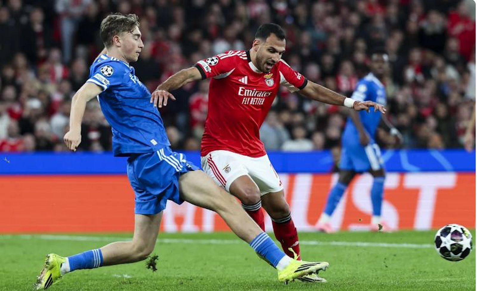 Huijsen ante el Benfica