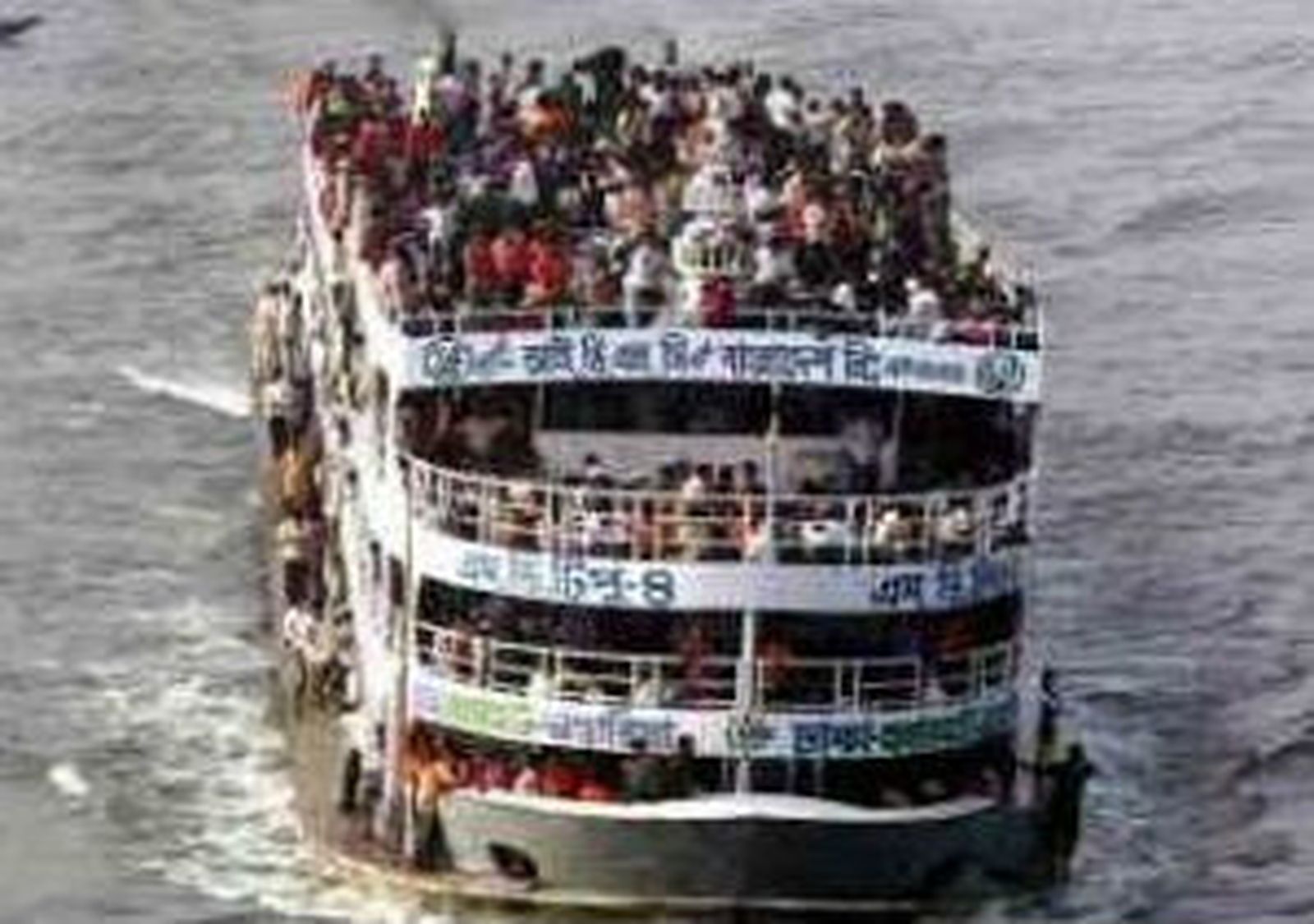 Más de 100 desaparecidos tras hundirse un barco en Bangladesh