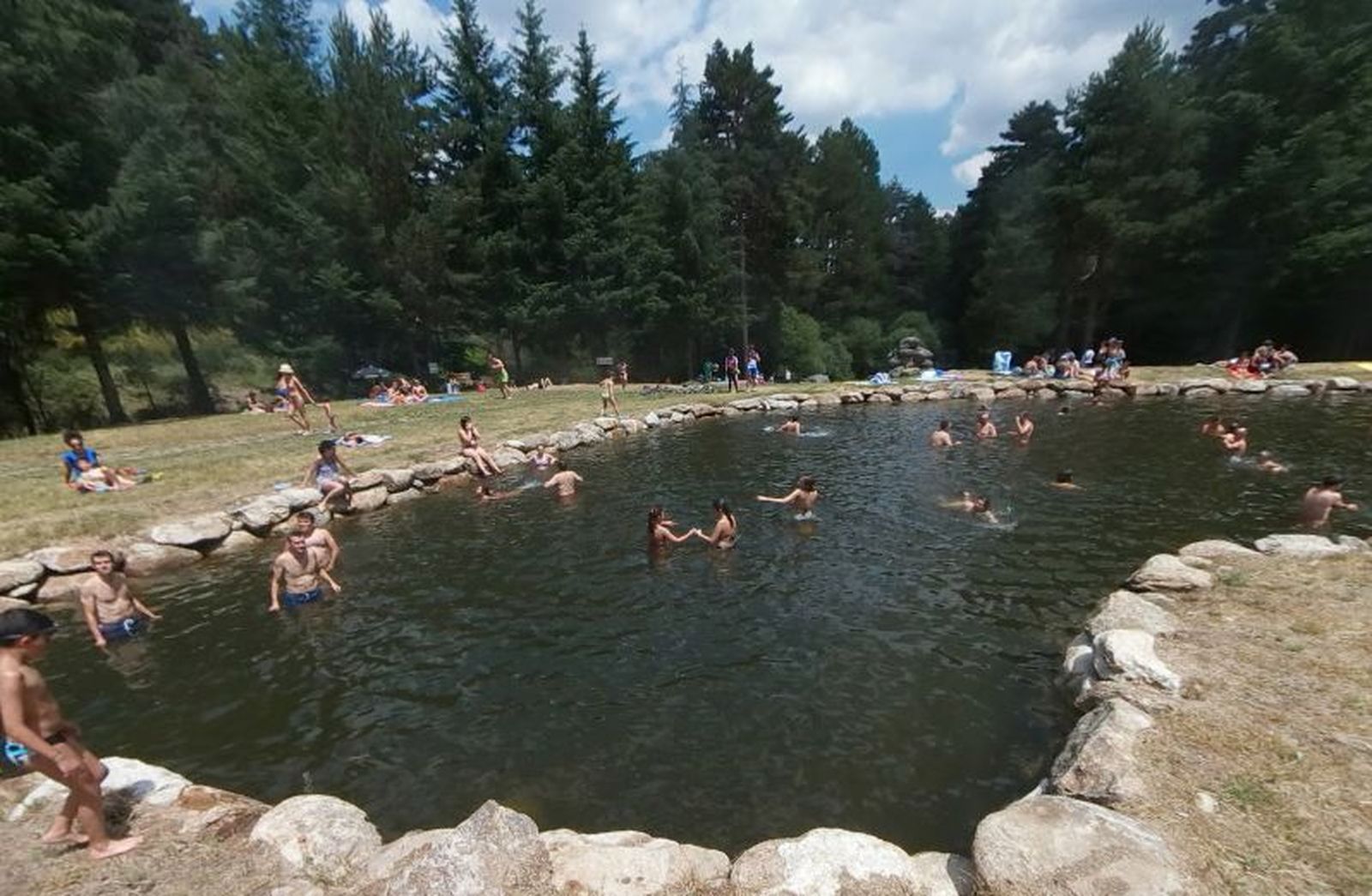 CASCADA DEL CHORRO DE NAVAFRÍA.  DÓNDE:  Dirección Lozoya para subir el puerto de Navafría. A 1 kilómetro antes de llegar a Navafría se encuentra el desvío al área recreativa. 40161 Navafría, Segovia. TARIFAS Entrar a esta área tiene un coste de 4€ entre el 16 de Mayo y el 15 de septiembre. El resto de meses es gratuito su acceso. CARACTERÍSTICAS: El complejo recreativo cuenta con restaurante, mesas, barbacoas y aparcamiento.