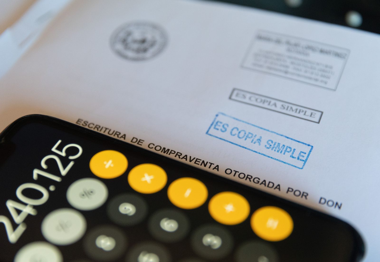 Documentos de unas escrituras de Compraventa de una vivienda