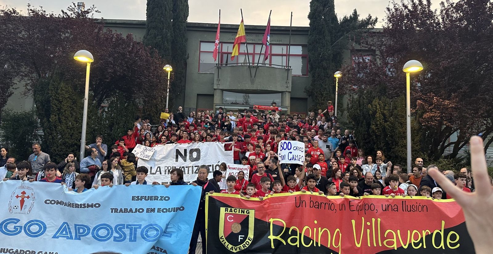 Protesta de clubes de fútbol de Butarque, en Villaverde, ante la Junta Municipal