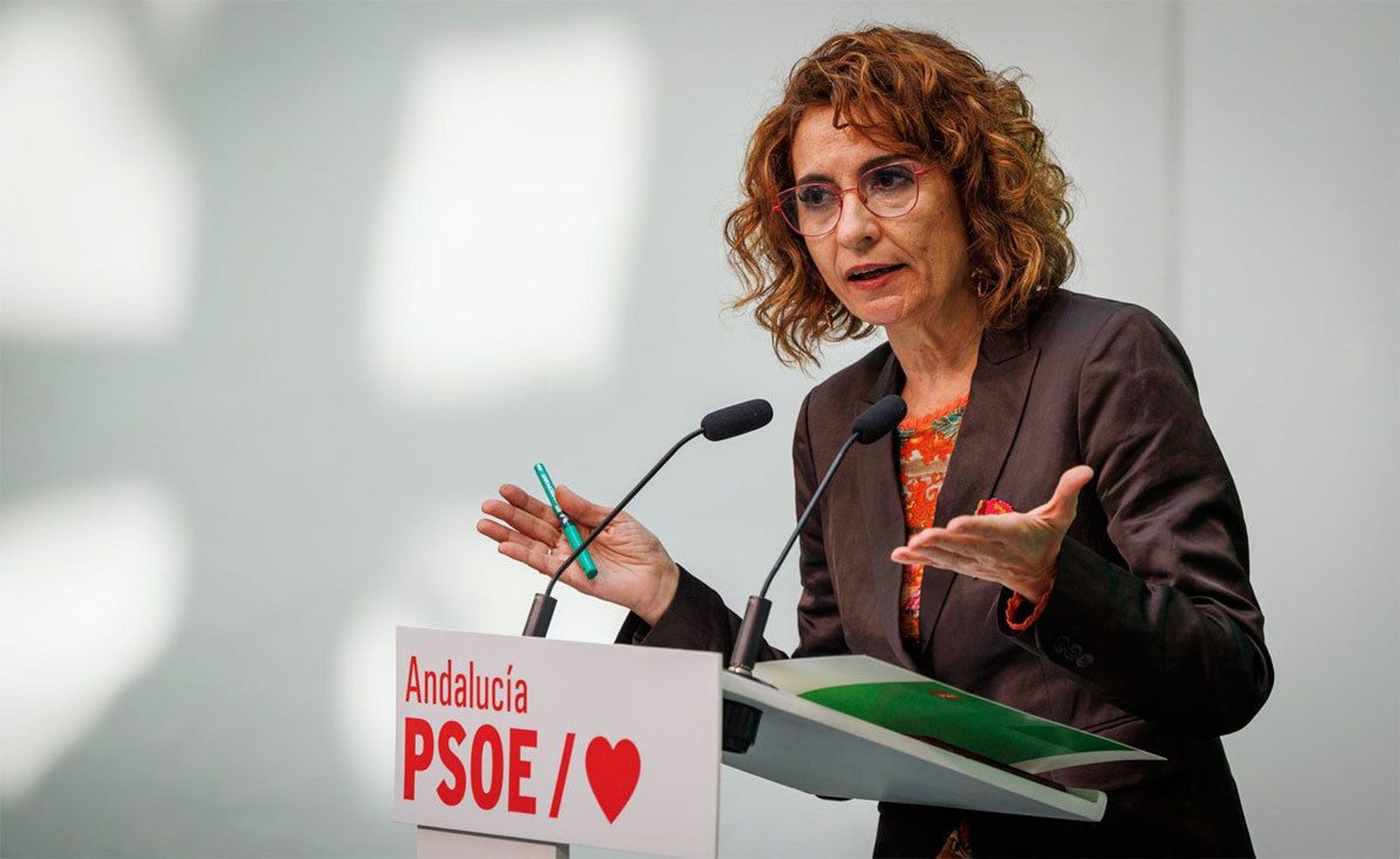 Montero dice que un salario mínimo interprofesional "digno debe tributar" al IRPF