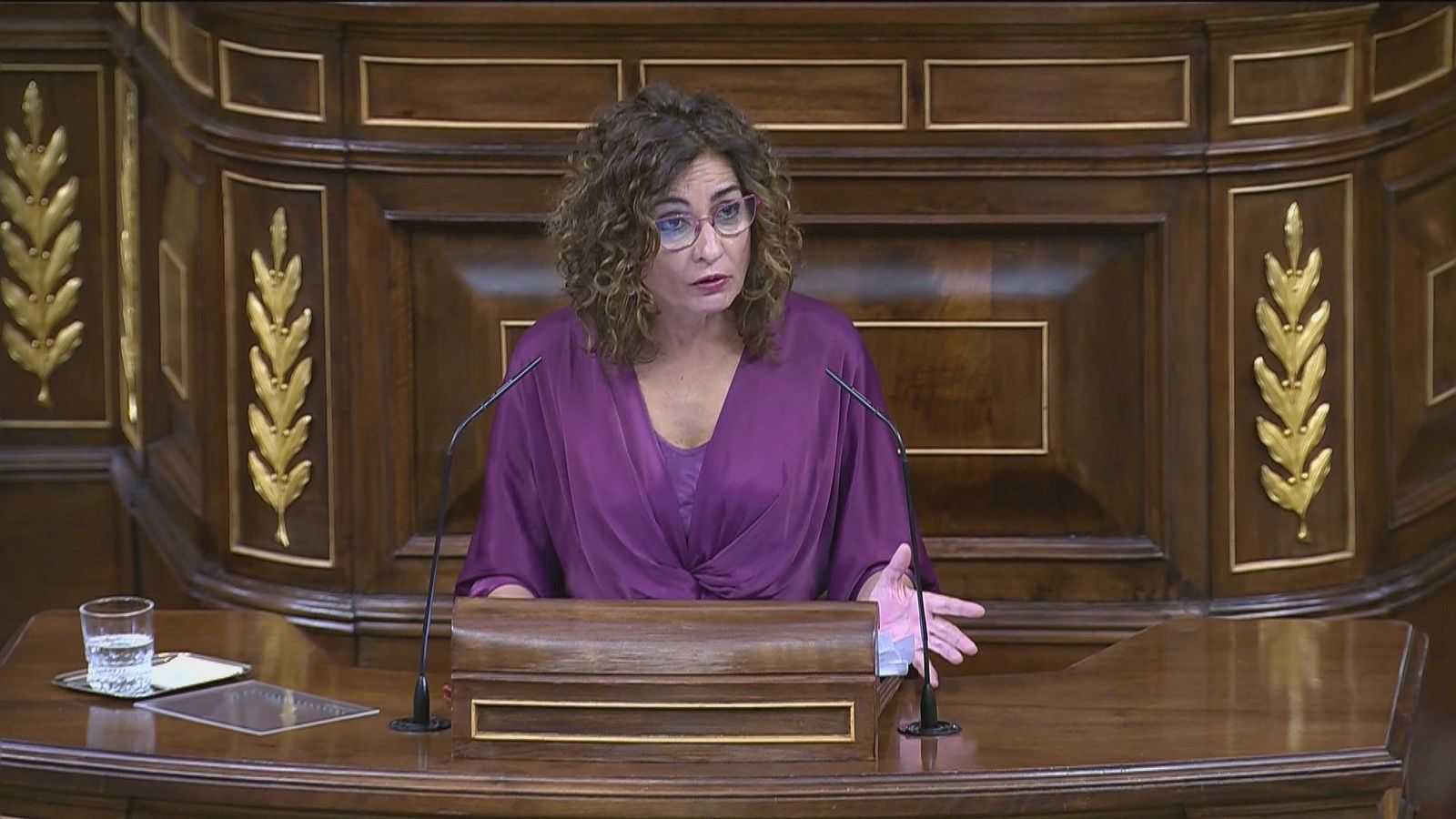 Montero defiende sus previsiones y pide un debate "franco" de los Presupuestos