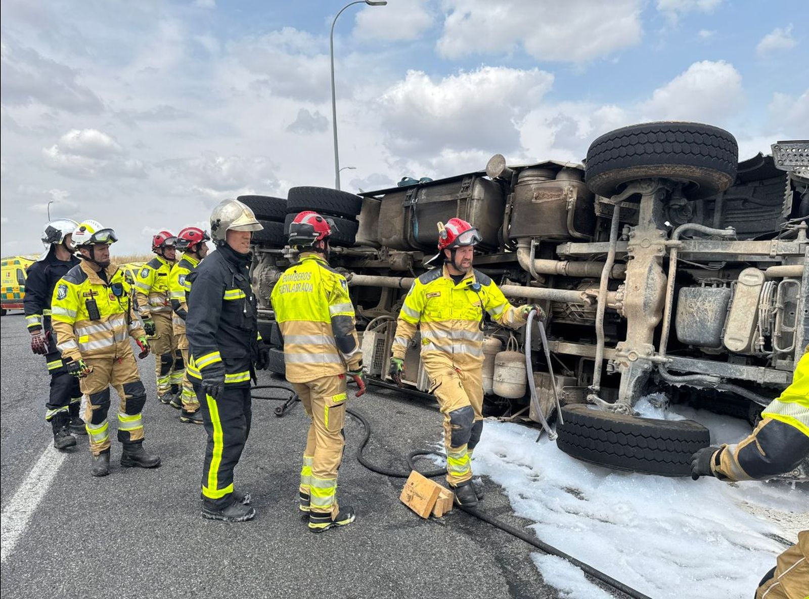 Grave el conductor de un camión tras volcar en Moraleja de Enmedio
