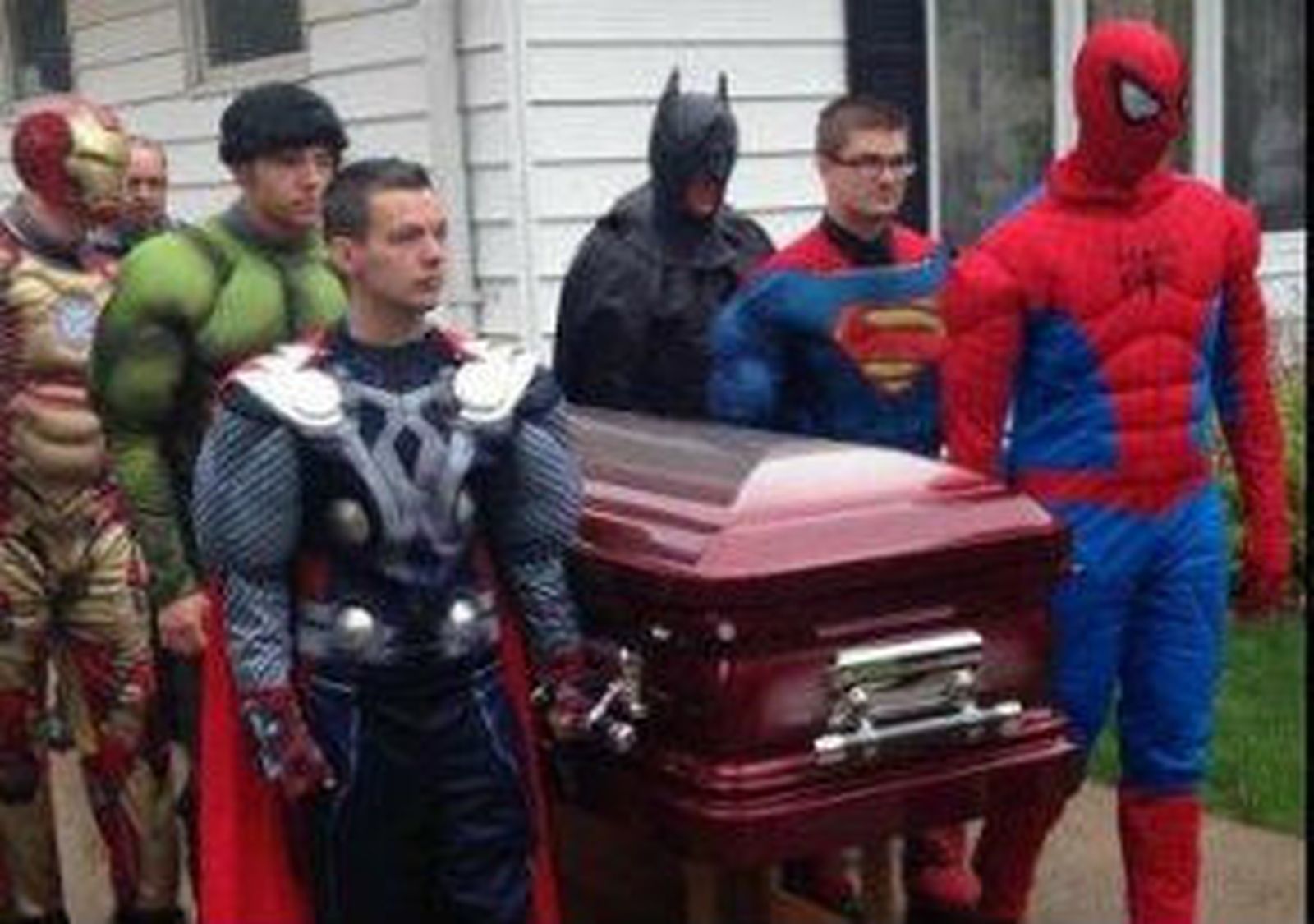 Seis superhéroes despiden al niño de cinco años en su funeral