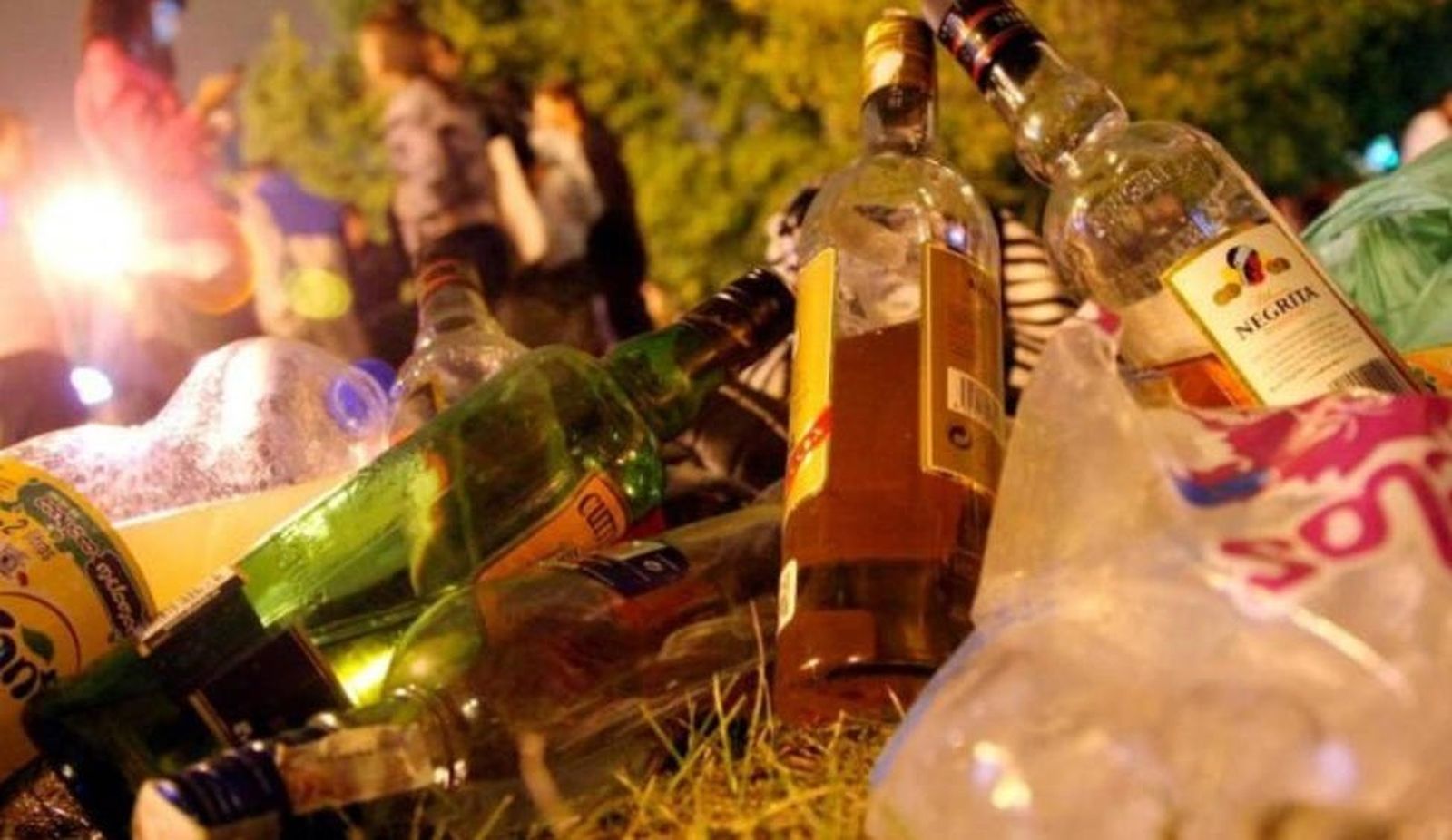Jóvenes de botellón en un parque