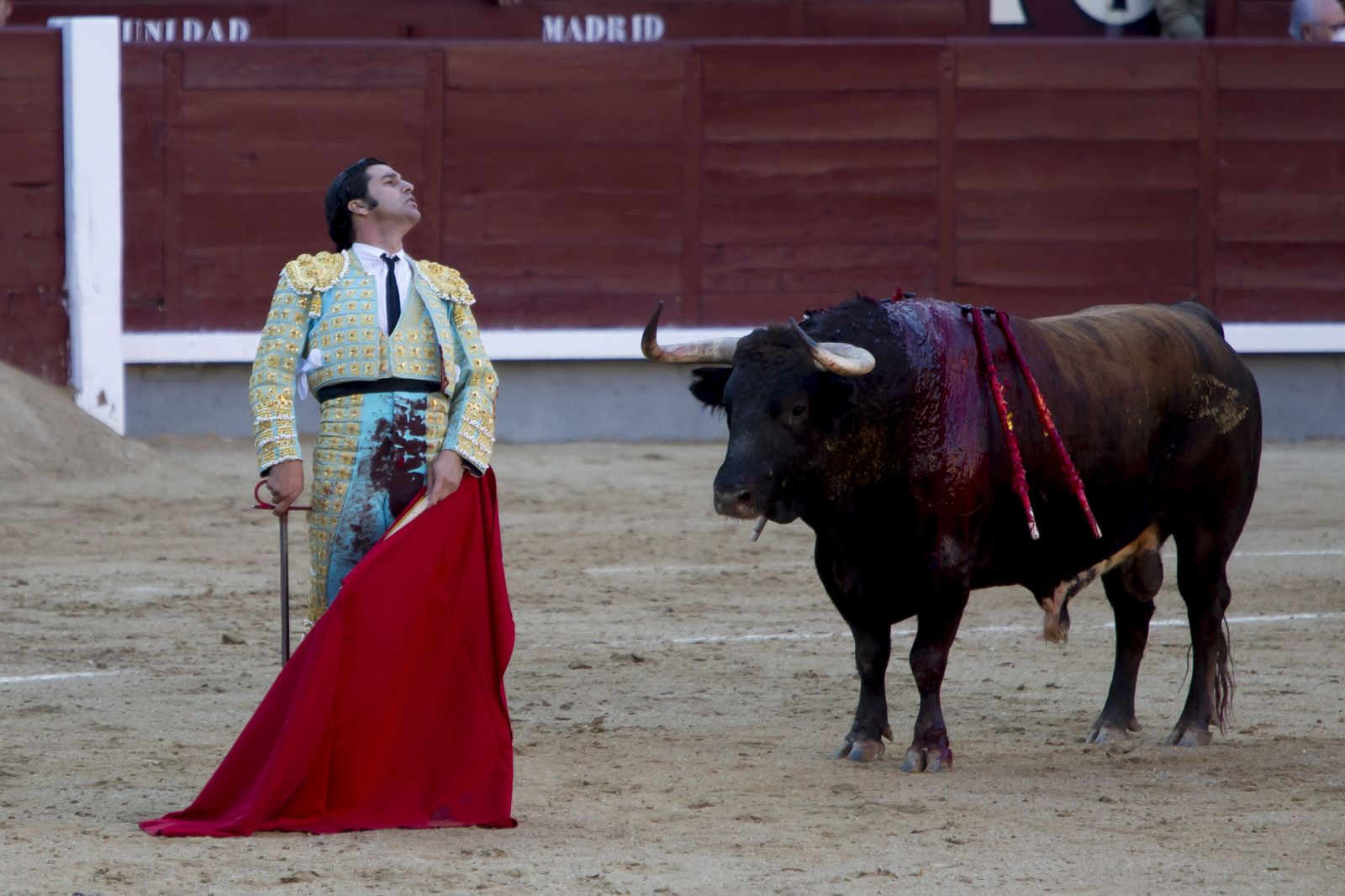 Morante de la Puebla toreando durante una corrida de toros en Las Ventas