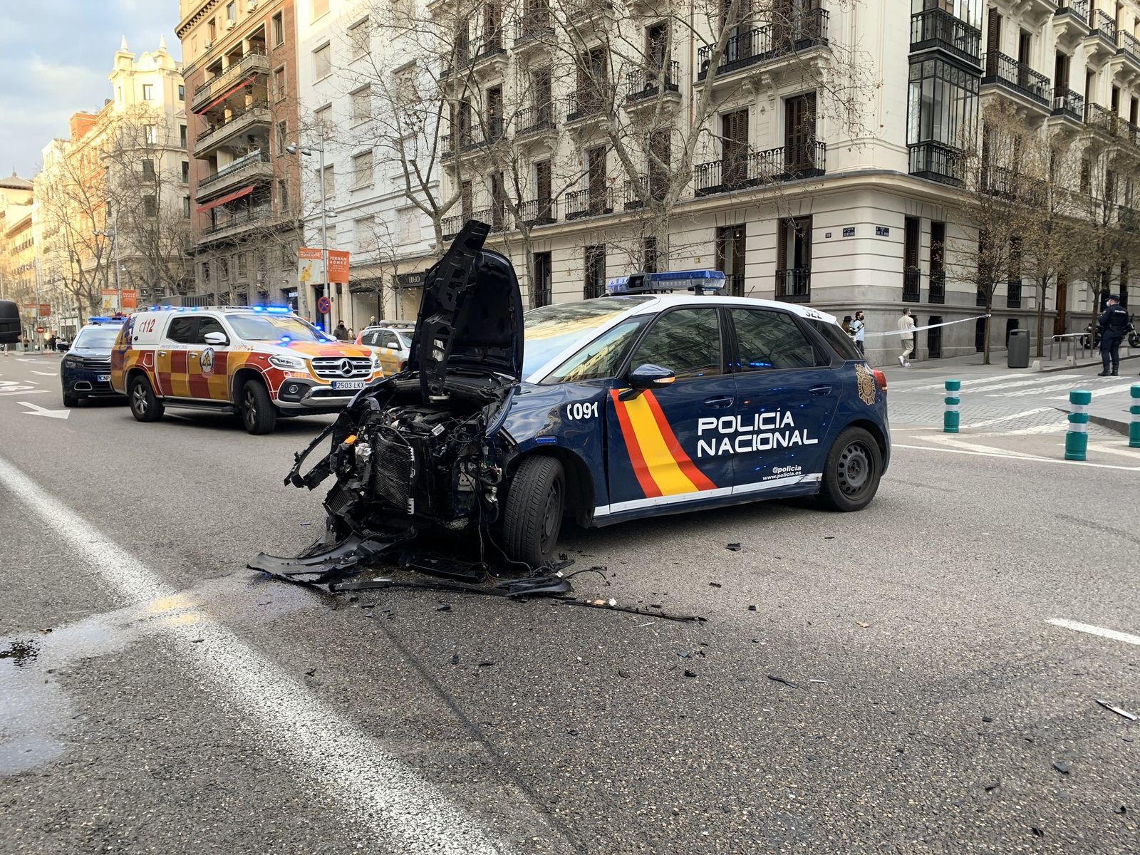 Heridos leves 4 policías y otras 3 personas al estrellarse un coche en Serrano tras una persecución policial