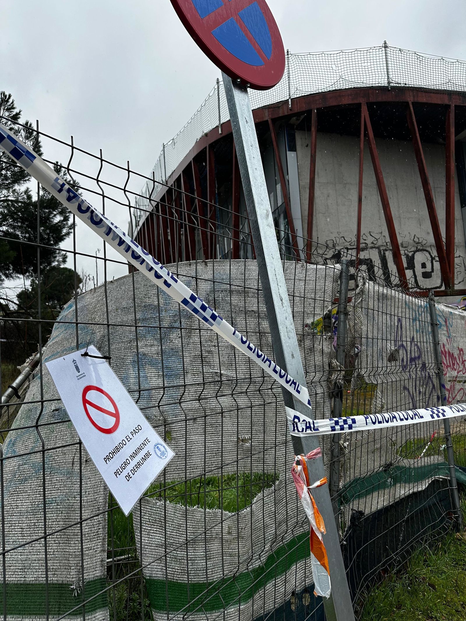 El edificio inacabado de la London School of Economics de Majadahonda precintado por la policía