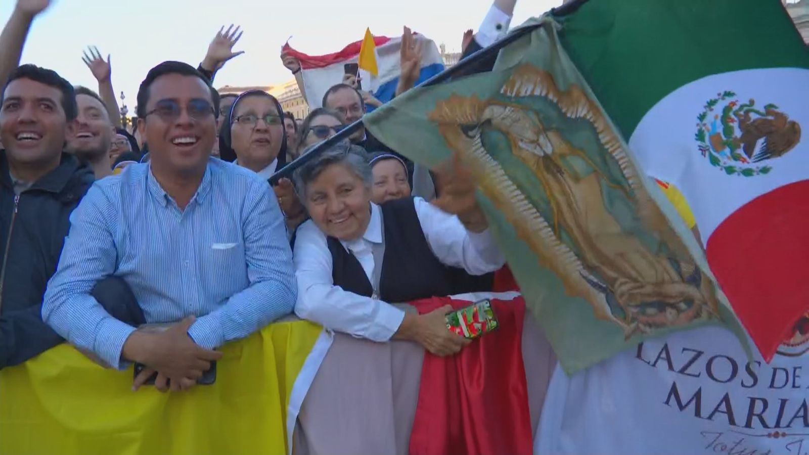 Fieles emocionados tras conocer que el cardenal Provest es el nuevo Papa
