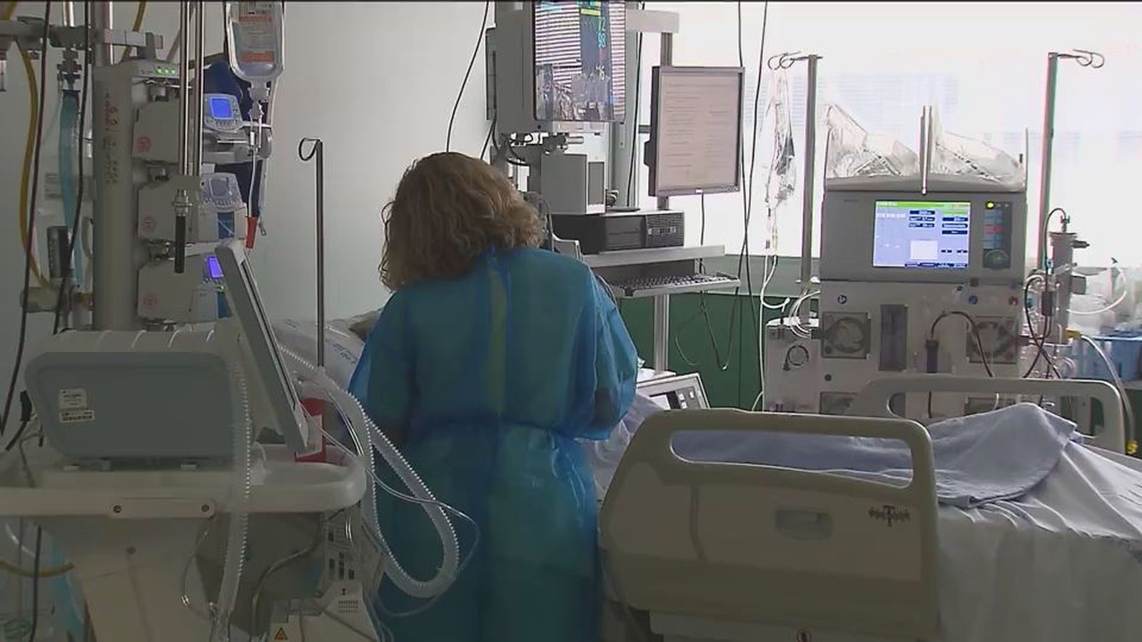 Las urgencias y las UCIs de los hospitales de Madrid, cada vez más saturadas por los casos de coronavirus