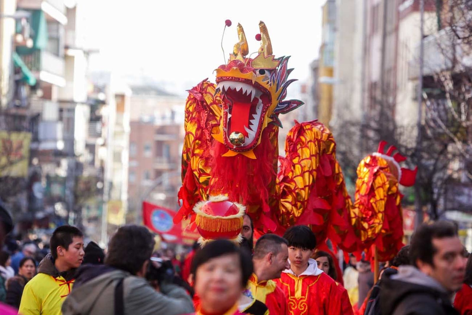 Pasacalles multicultural en el barrio de Usera con motivo de la celebración del Año Nuevo Chino