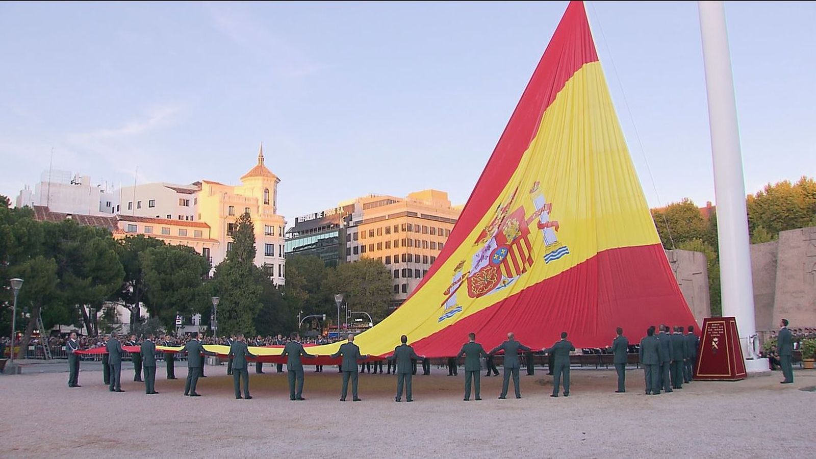 Efectivos de la Guardia Civil rinden honores en la Plaza de Colón