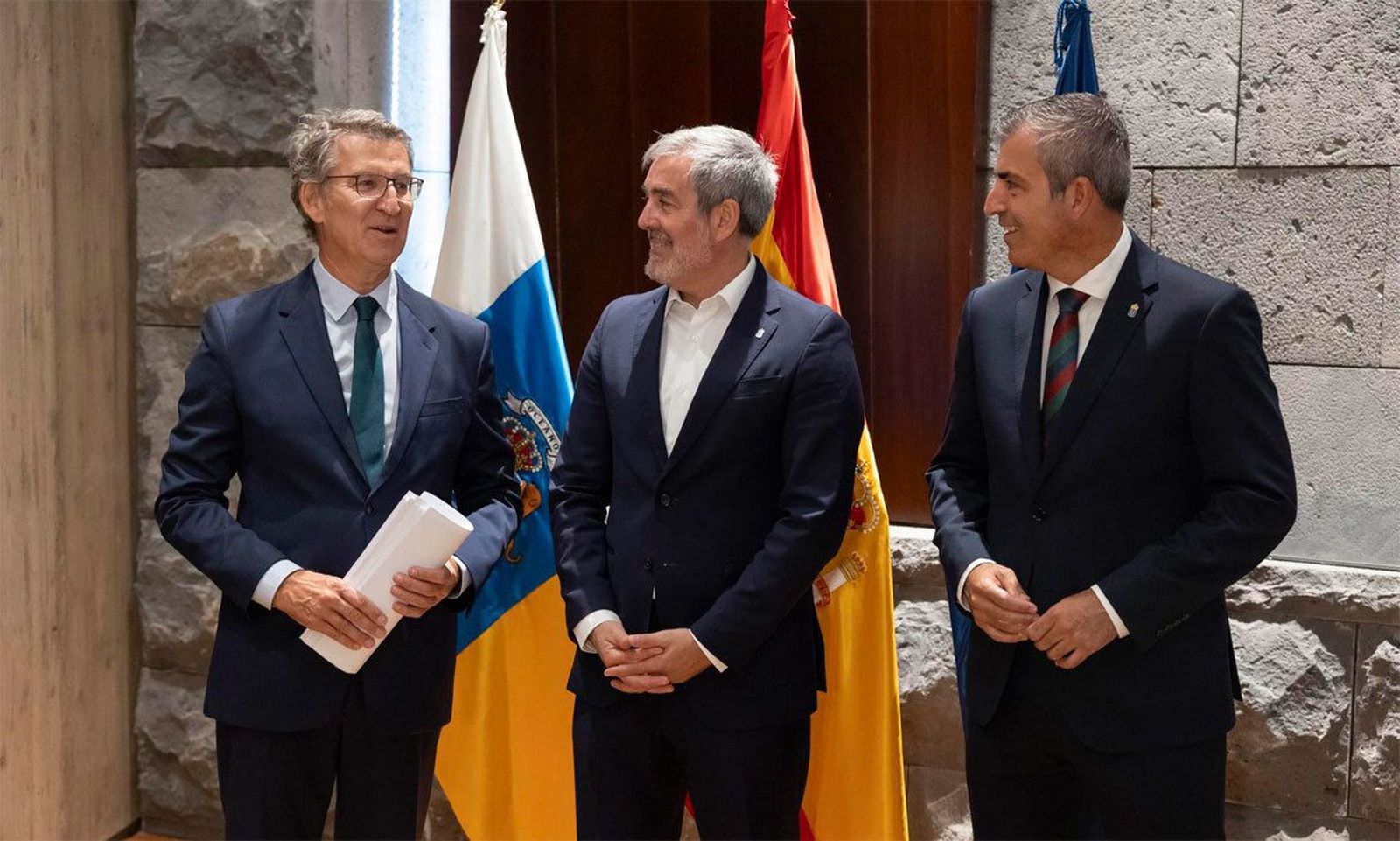 Feijóo anuncia un acuerdo de política migratoria con Canarias que ofrecerá al Gobierno