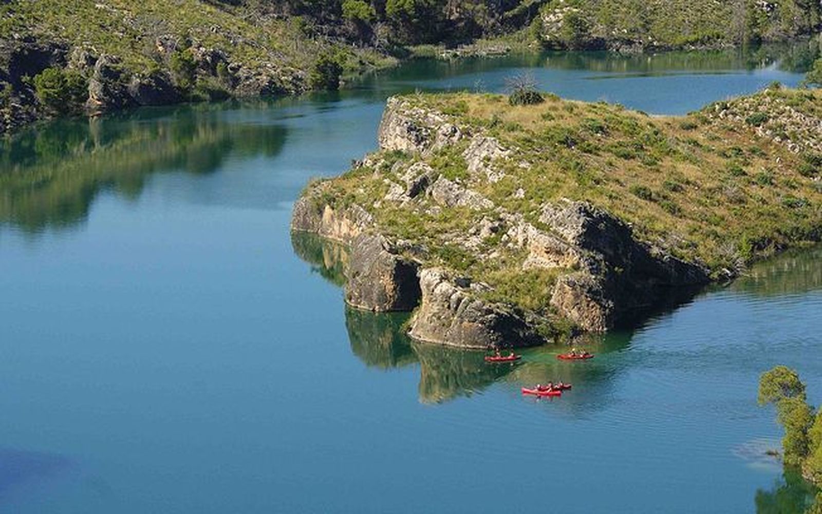 LAGO DE BOLARQUE.  DÓNDE: Dirección Almonacid de Zorita (Guadalajara) y seguir las señales e indicaciones que nos llevarán hasta la zona de recreo.  HORARIOS DE APERTURAS:  De 9.00 a 20.00 horas. TARIFAS: De lunes a viernes, General: 4€.  Fines de semana, General: 6€,   Menores de 3 años: gratis.  CARACTERTÍSTICAS: Dispone de un área con arena, césped, merendero, embarcadero, club náutico y chiringuito.