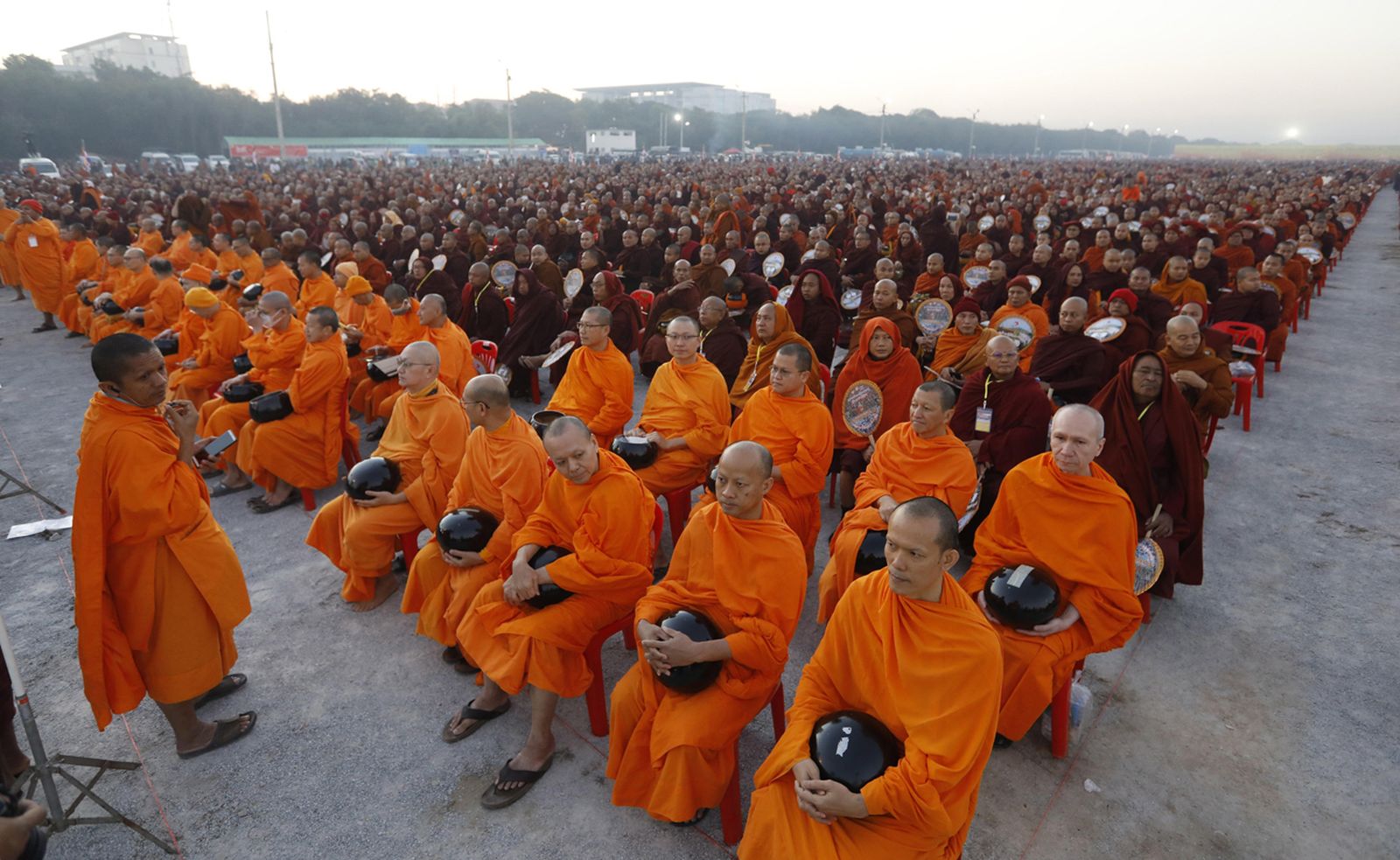 Unos 30.000 monjes reciben donaciones tras la "Cuaresma budista" en Birmania