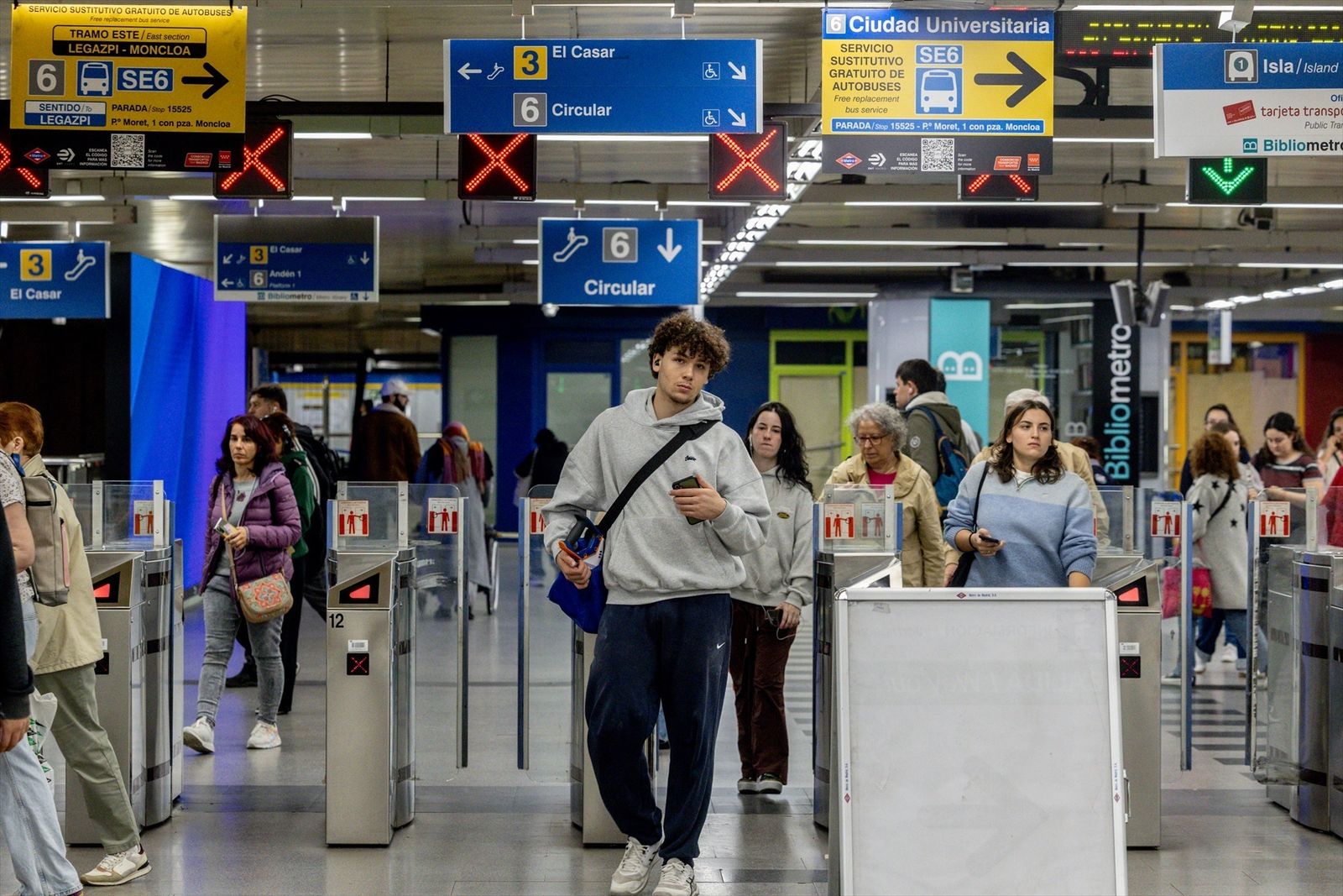 Varias personas entrando en Metro de Madrid