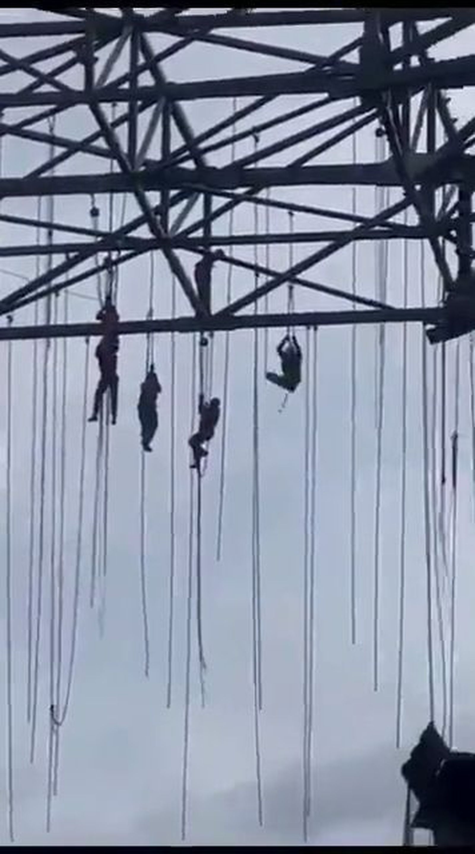 Obreros colgados de cuerdas a 140 metros de altura en Brasil