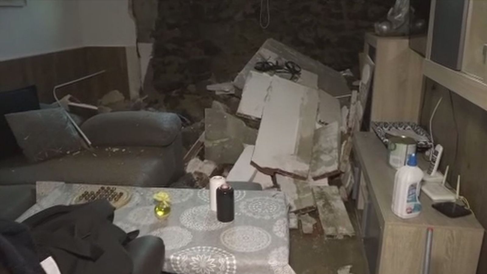 Parte de su vivienda se viene abajo por culpa de la rotura de una tubería