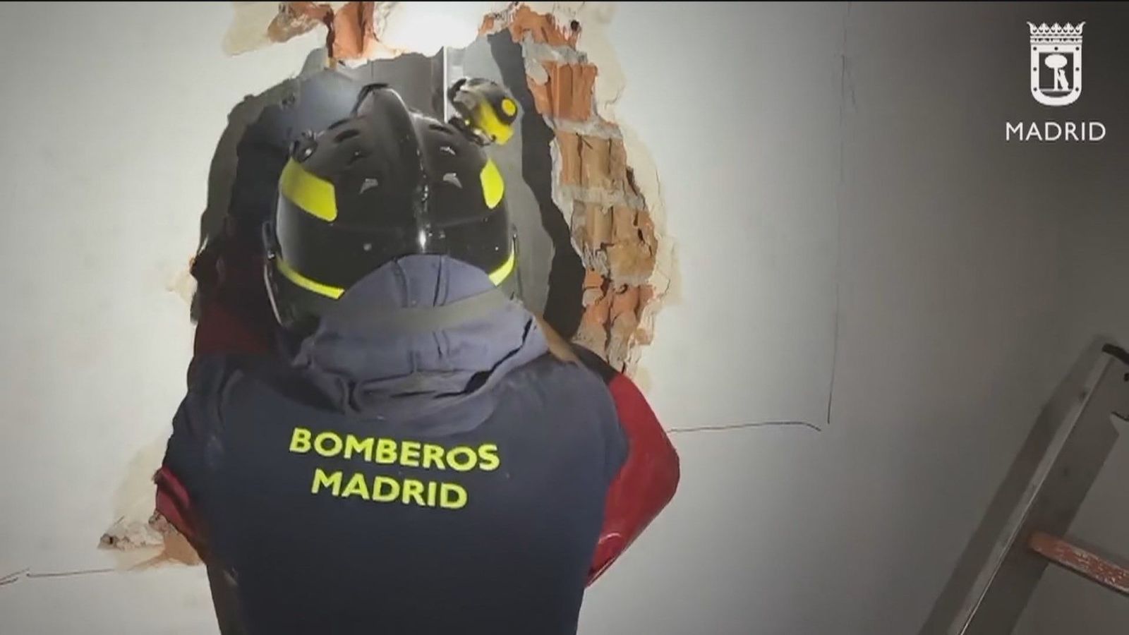 3 personas rescatadas en un ascensor en Madrid gracias a un butrón